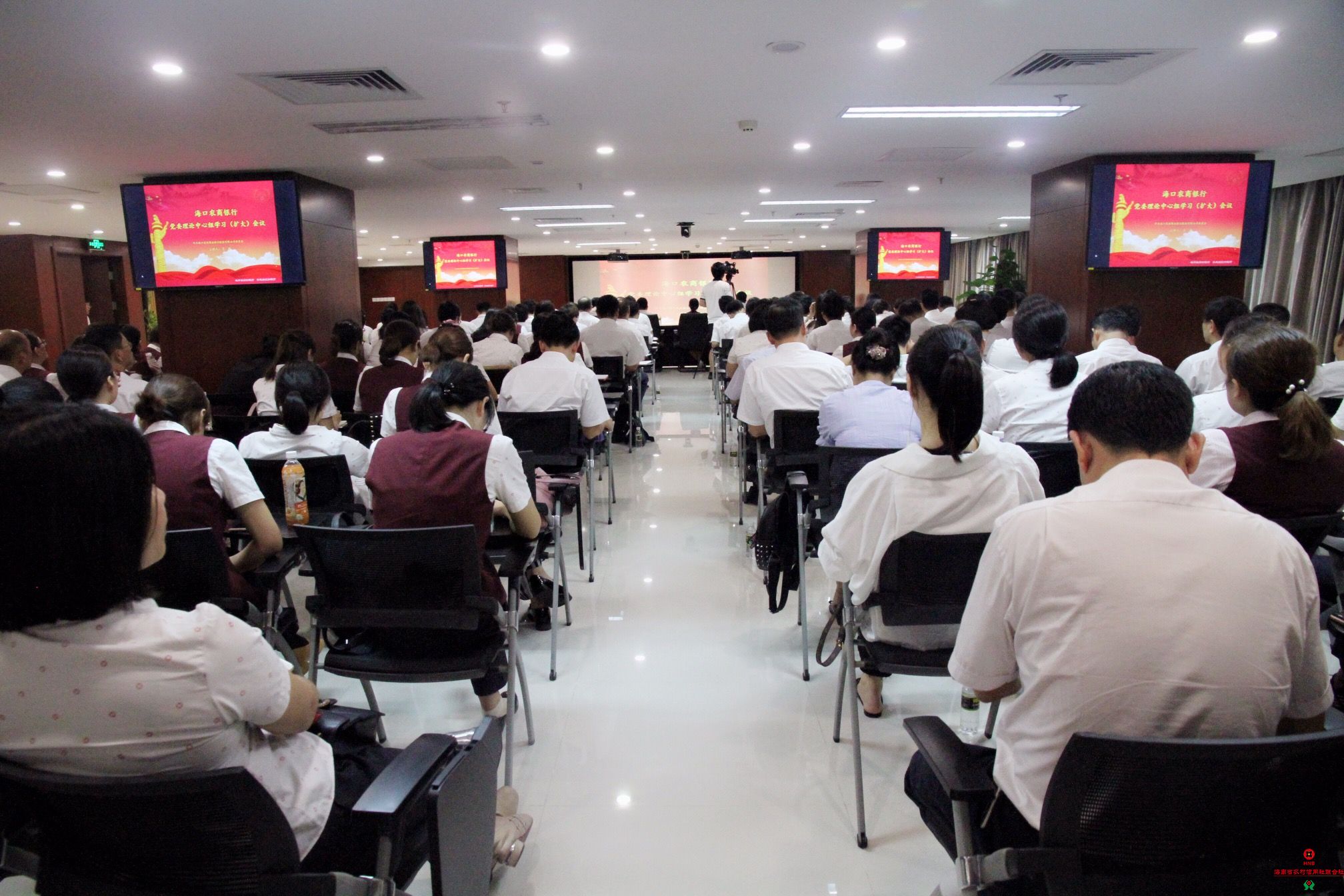 ?？谵r(nóng)商銀行召開(kāi)黨委理論中心組學(xué)習(xí)（擴(kuò)大）會(huì)議