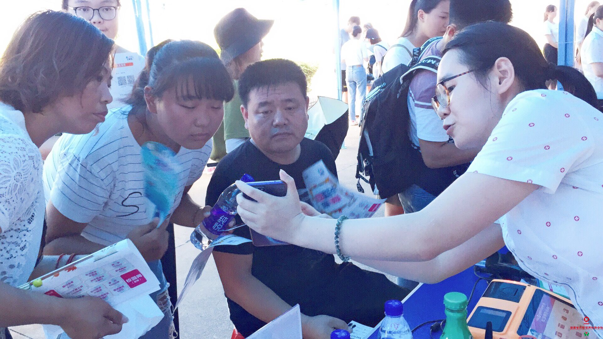 “移動銀行”進校園，海銀服務暖師生