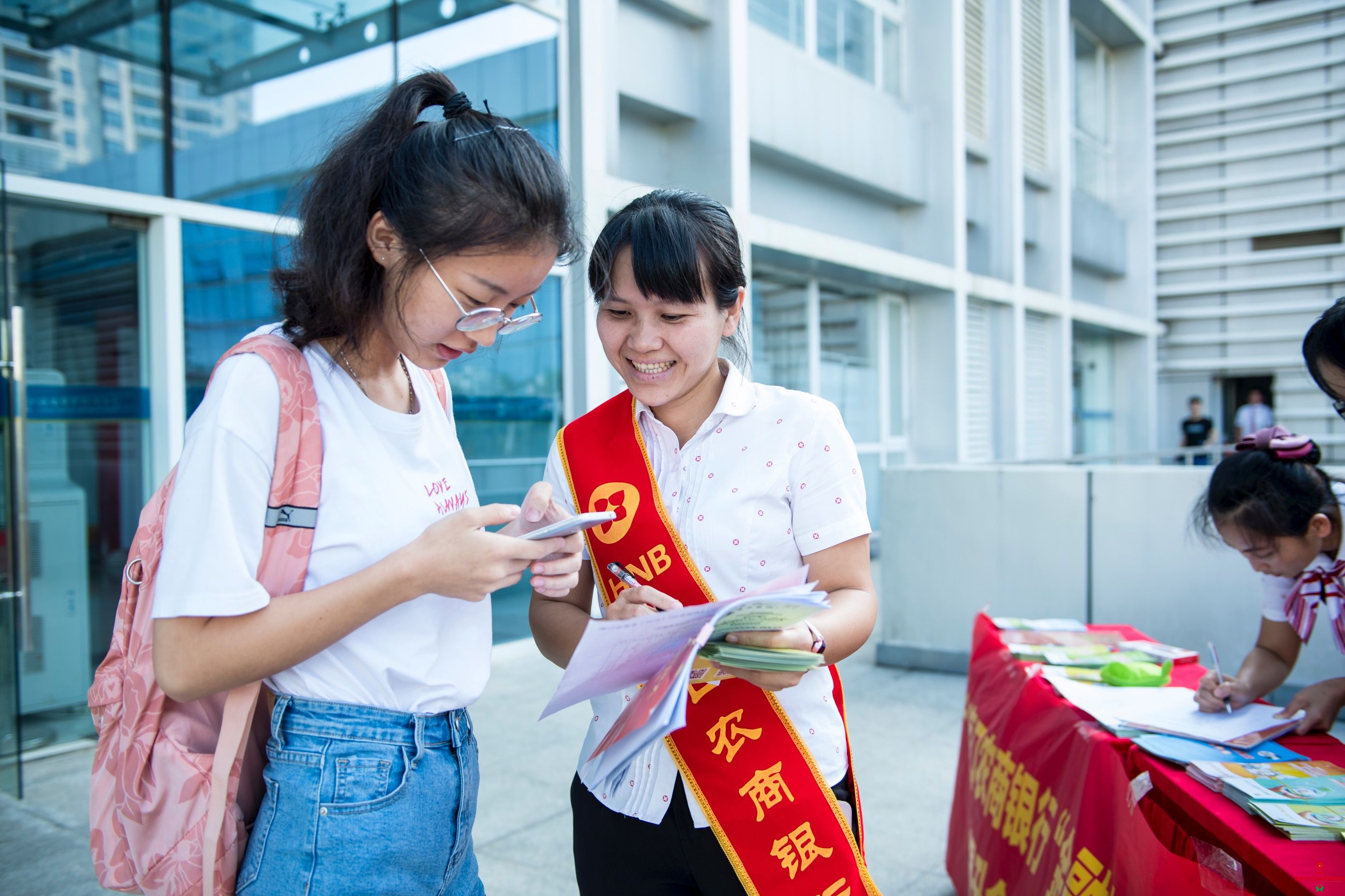 海南銀監(jiān)局聯合?？谵r商銀行走進校園舉辦金融公益講堂