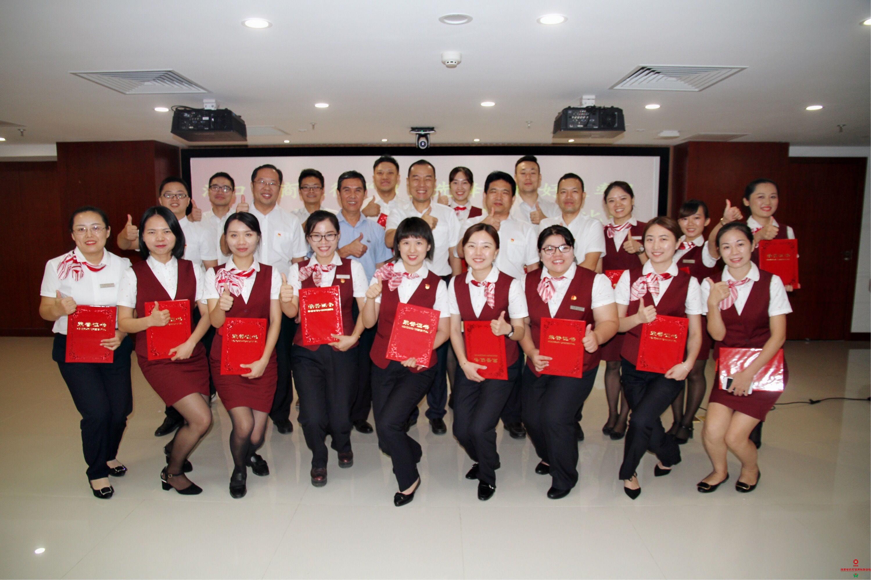 ?？谵r(nóng)商銀行舉辦“勇當(dāng)先鋒，做好表率”暨“合規(guī)文化建設(shè)年”主題演講比賽