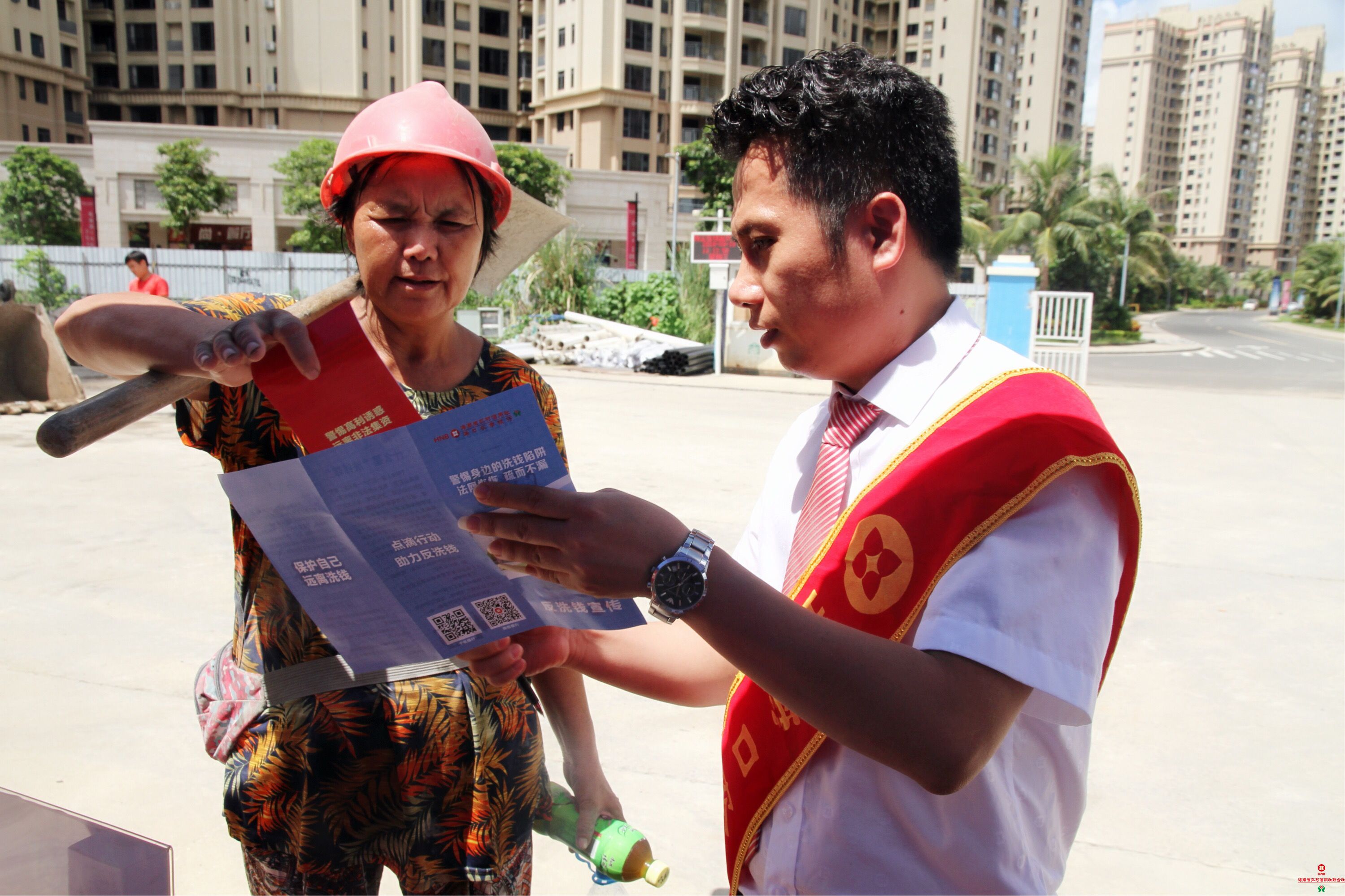 海口農(nóng)商銀行走進(jìn)建筑工地，讓金融知識(shí)宣傳更接地氣