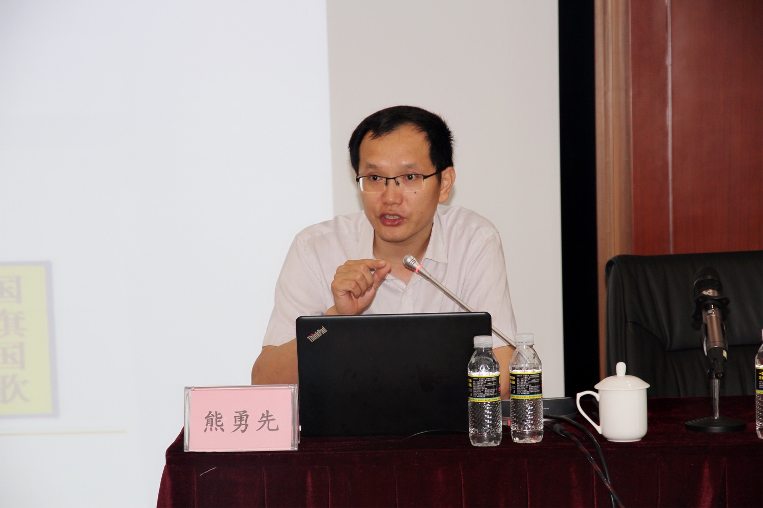 ?？谵r(nóng)商銀行召開黨委理論學(xué)習(xí)中心組學(xué)習(xí)(擴大)會議專題學(xué)習(xí)《憲法修正案》