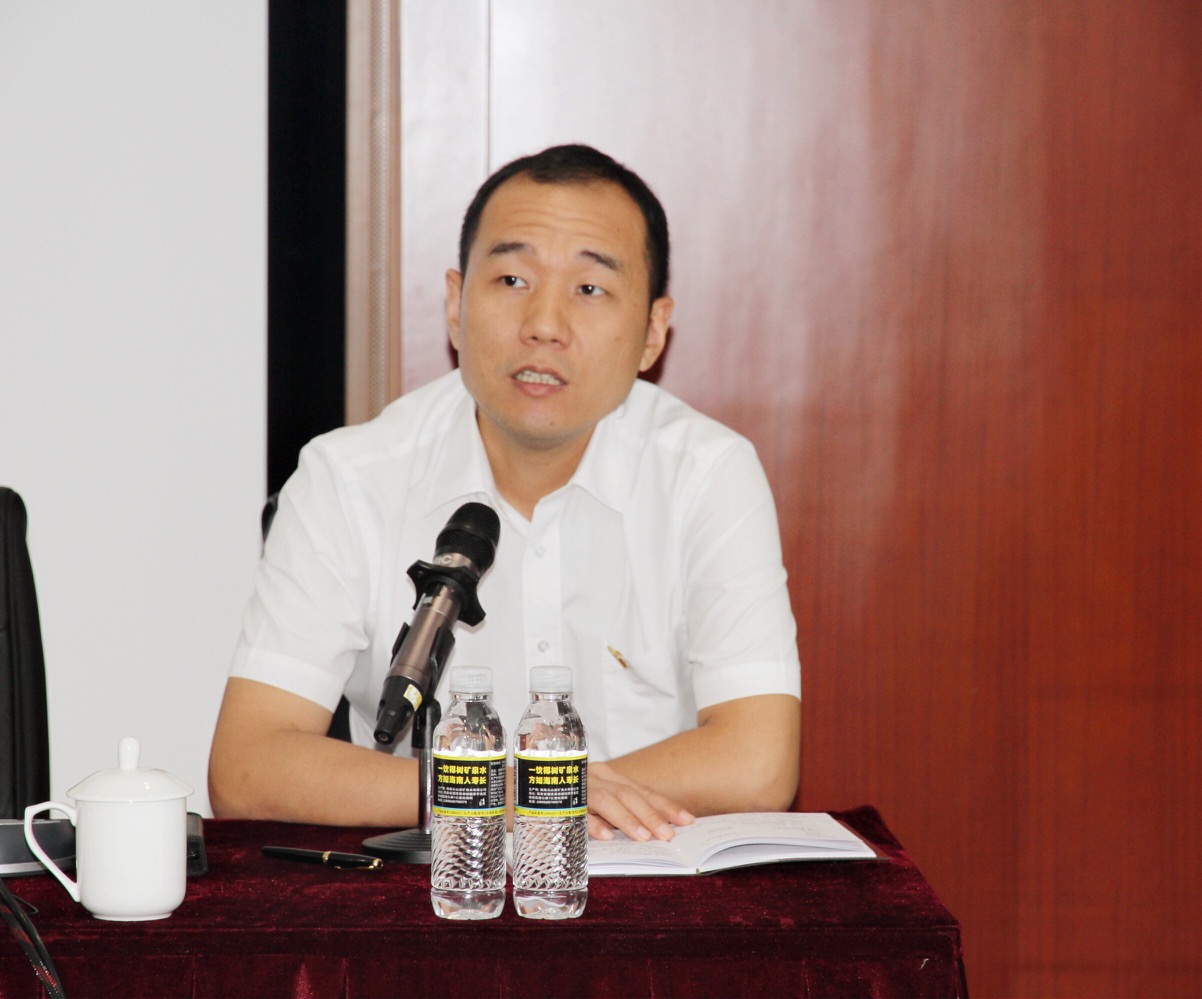 ?？谵r(nóng)商銀行召開黨委理論學(xué)習(xí)中心組學(xué)習(xí)(擴大)會議專題學(xué)習(xí)《憲法修正案》