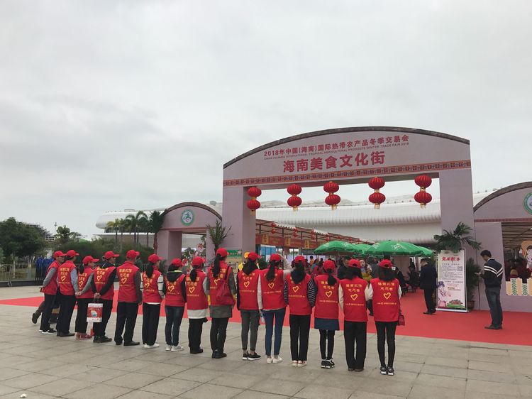 冬交會美食街上的一道紅色風(fēng)景線