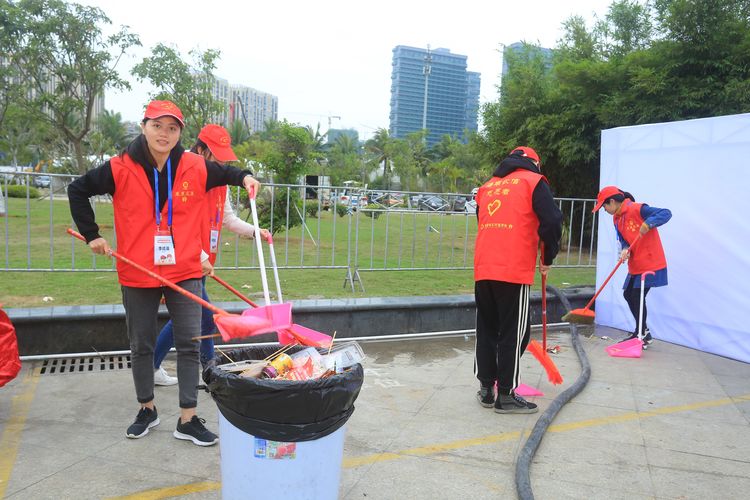 冬交會美食街上的一道紅色風(fēng)景線