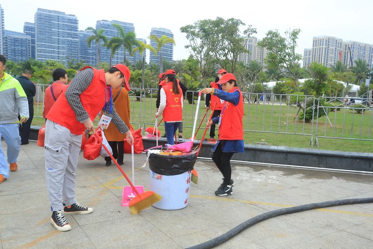 冬交會美食街上的一道紅色風(fēng)景線