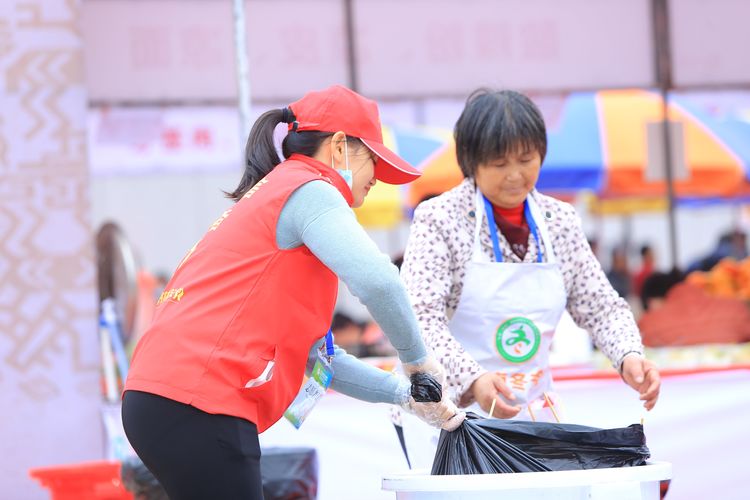 冬交會美食街上的一道紅色風(fēng)景線