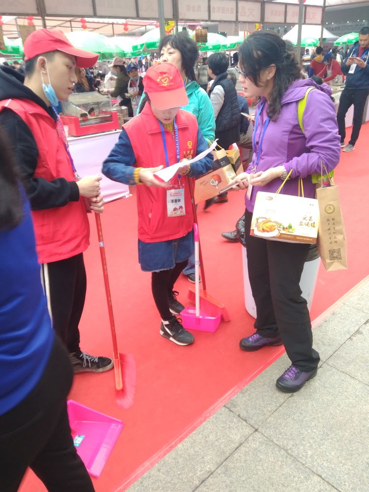 冬交會美食街上的一道紅色風(fēng)景線