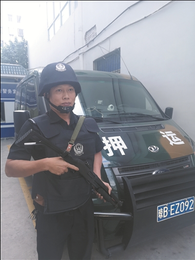 “文明農(nóng)信”系列報道 守護金融安全的“鐵人”押運員——記三亞農(nóng)商銀行安保部押運中心林英海