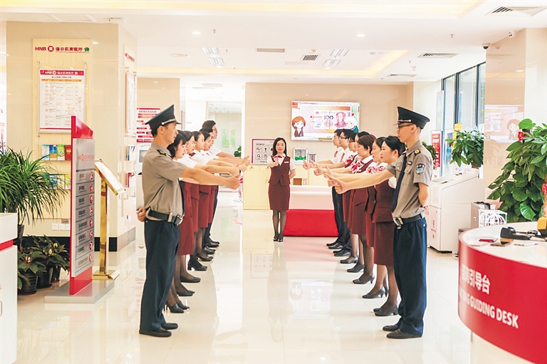 ?？谵r(nóng)商行營(yíng)業(yè)部以文明規(guī)范服務(wù)樹品牌新形象 聚力“五心”服務(wù) 打造“星級(jí)”體驗(yàn)