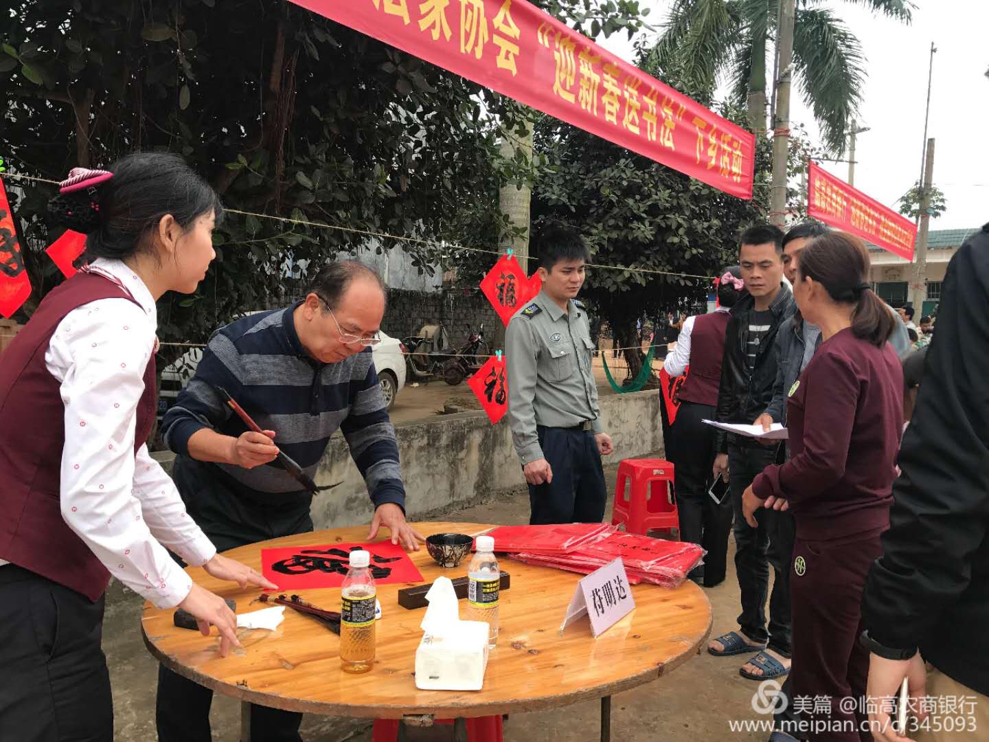書法文化添年味 春聯(lián)福祉送農家——海南銀保監(jiān)局 海南省農村信用社“迎新春送書法”下鄉(xiāng)活動