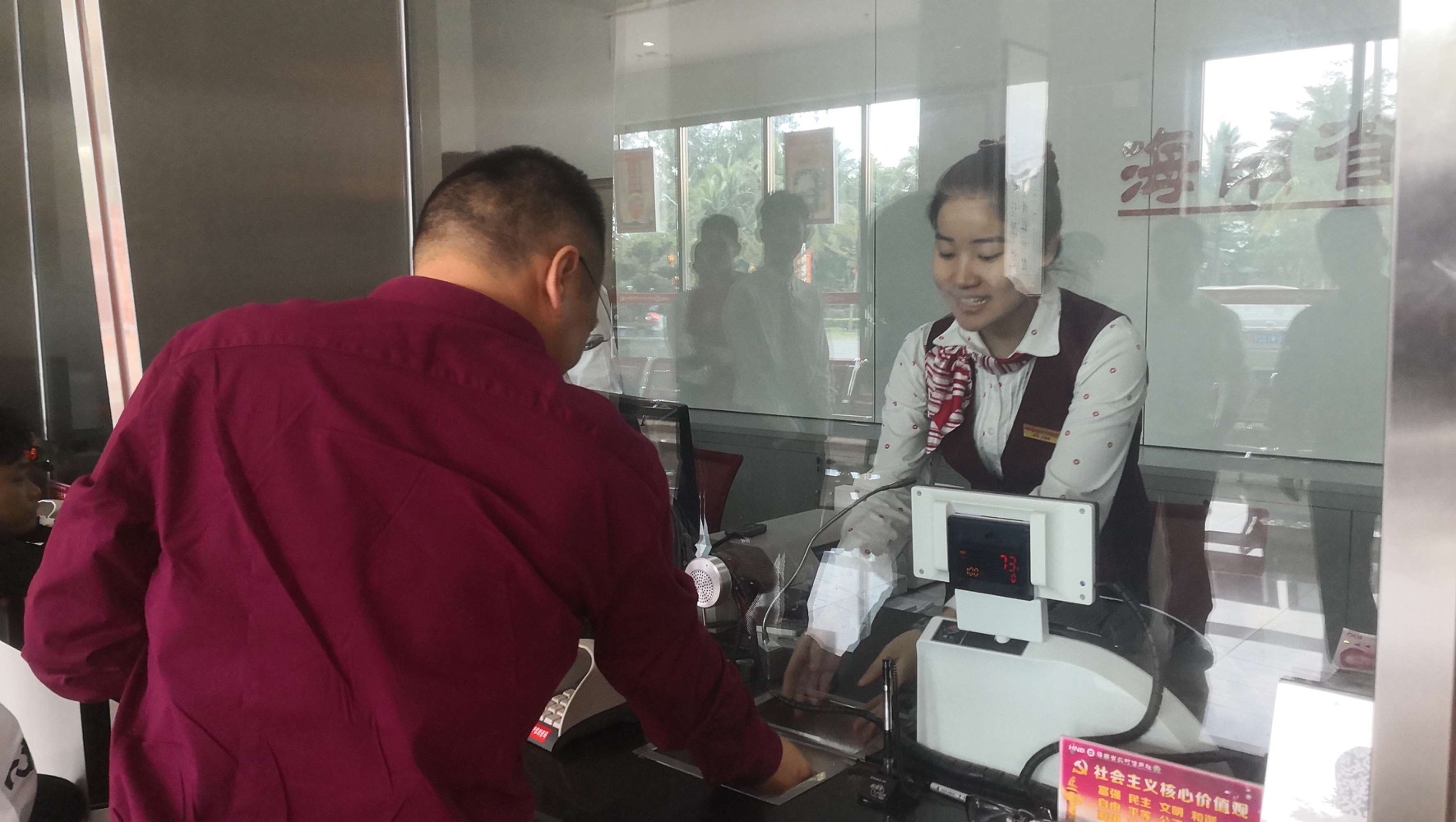 萬(wàn)寧市委書記張美文到萬(wàn)寧農(nóng)信社慰問(wèn)