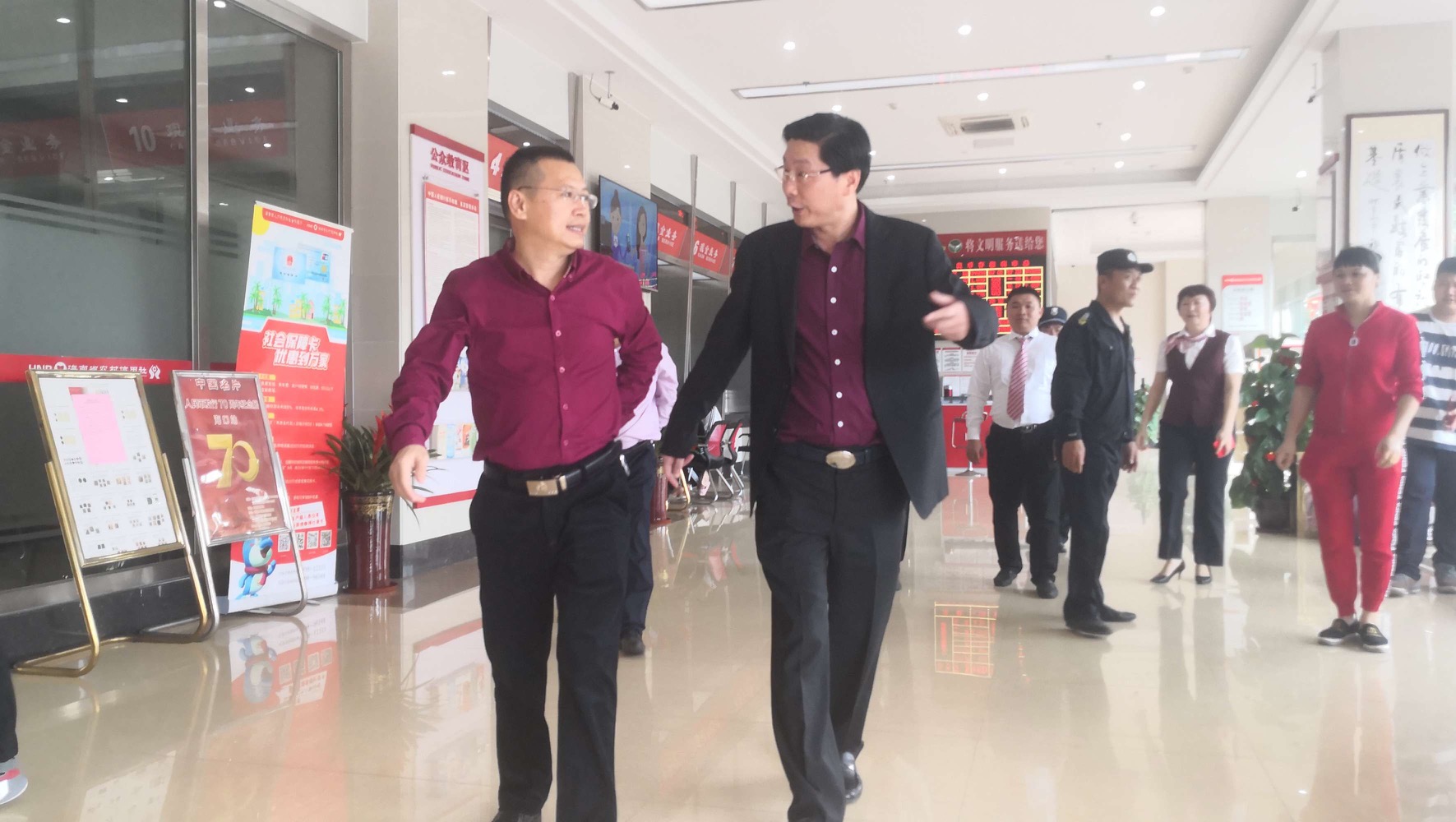 萬(wàn)寧市委書記張美文到萬(wàn)寧農(nóng)信社慰問(wèn)