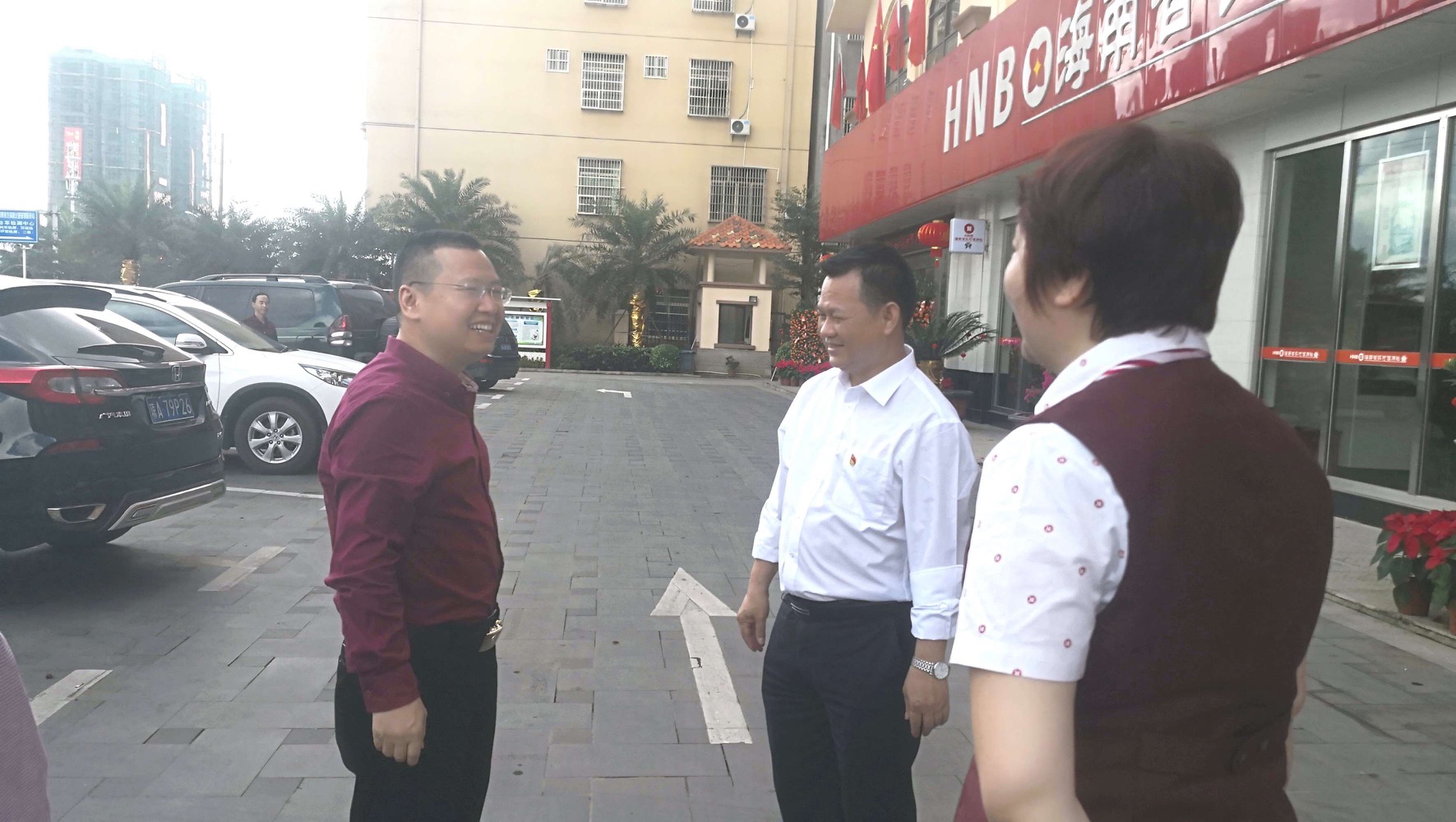 萬(wàn)寧市委書記張美文到萬(wàn)寧農(nóng)信社慰問(wèn)