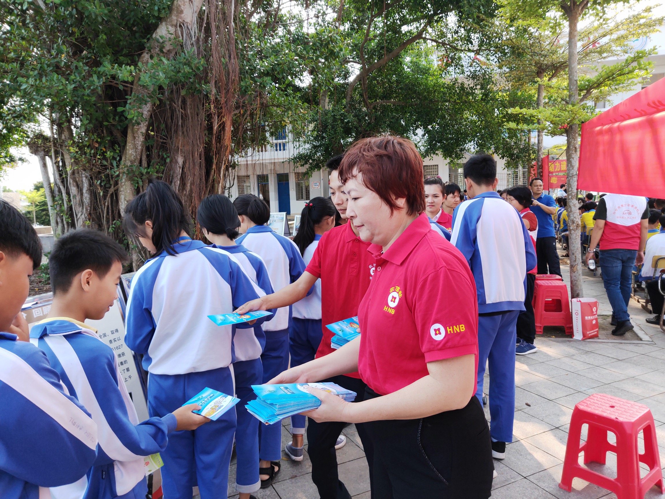 萬寧聯(lián)社參與“弘揚(yáng)雷鋒精神、普及金融知識”學(xué)雷鋒月活動
