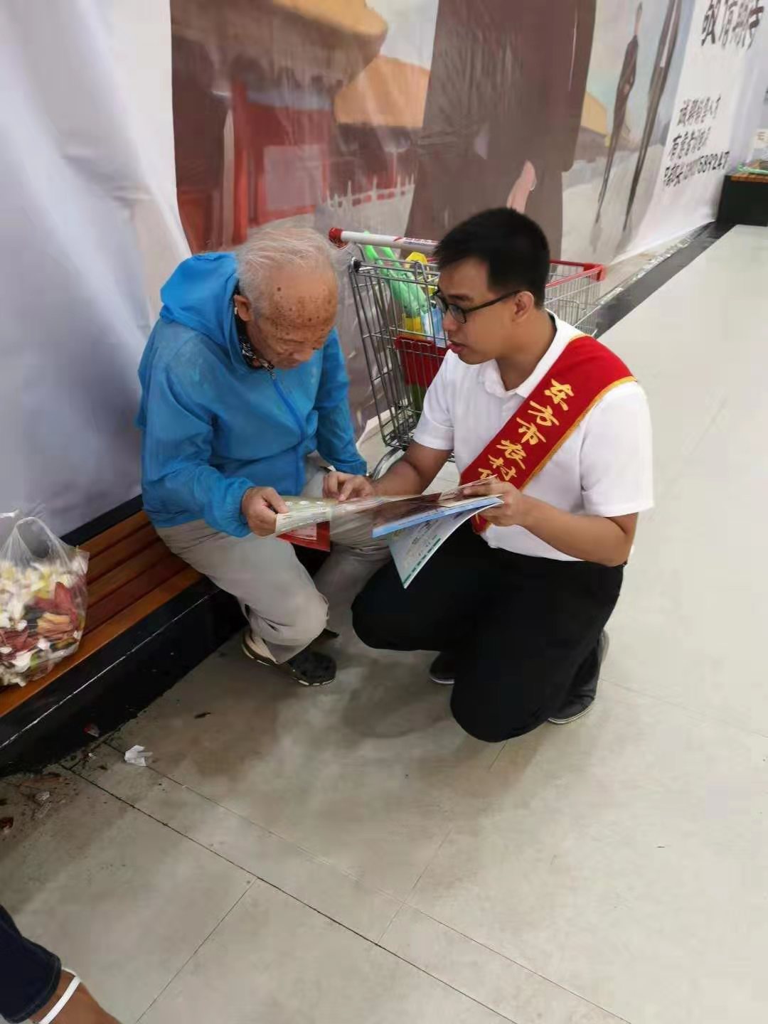 東方市農(nóng)村信用合作聯(lián)社參與東方市2019年“三八”婦女維權(quán)周宣傳咨詢活動(dòng)暨3·15金融消費(fèi)者權(quán)益日活動(dòng)