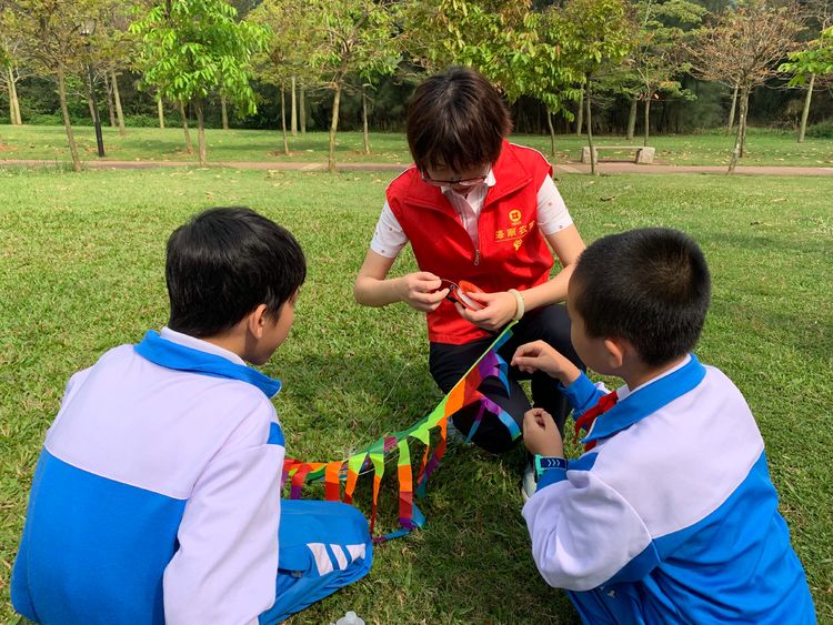 ?？谵r(nóng)商銀行團(tuán)委開(kāi)展“倡導(dǎo)文明祭英烈 放飛風(fēng)箏寄希望”主題宣傳教育活動(dòng)