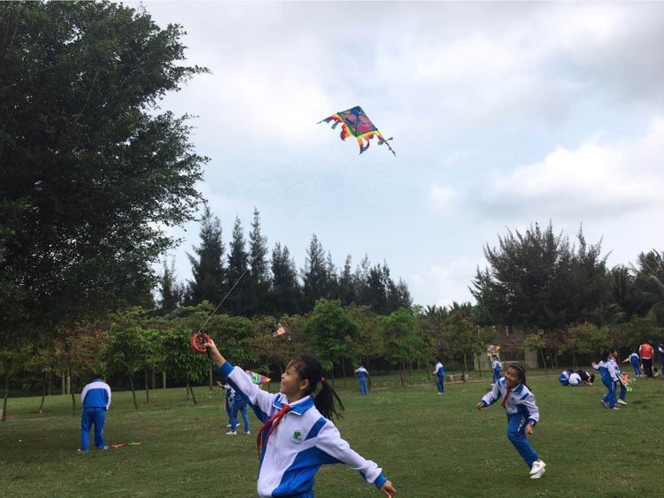 ?？谵r(nóng)商銀行團(tuán)委開(kāi)展“倡導(dǎo)文明祭英烈 放飛風(fēng)箏寄希望”主題宣傳教育活動(dòng)