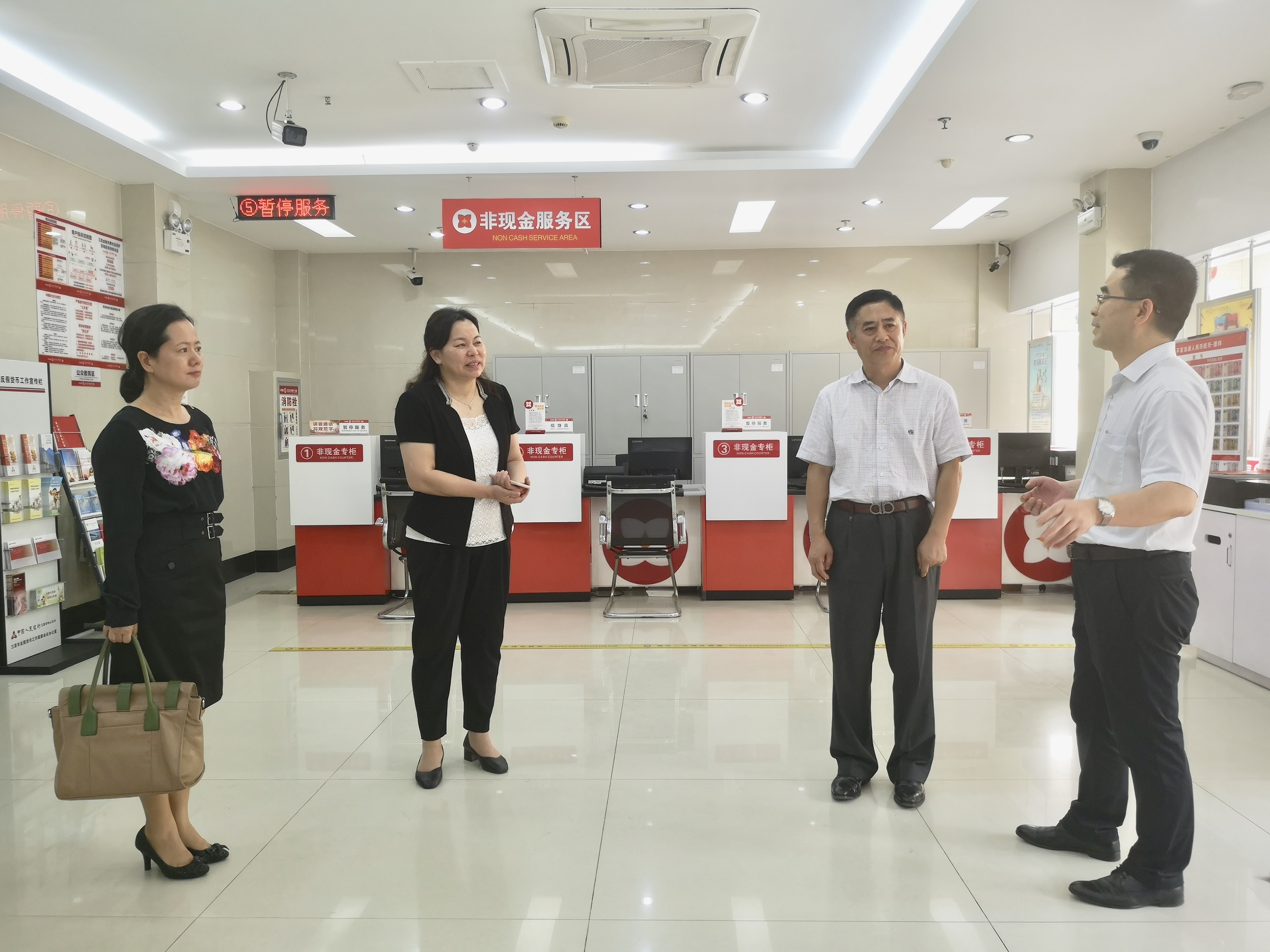 殷殷關(guān)切鼓干勁 切切囑托催奮進(jìn)—海南銀保監(jiān)局黨委副書記秦會忠同志一行赴三亞農(nóng)商銀行走訪調(diào)研