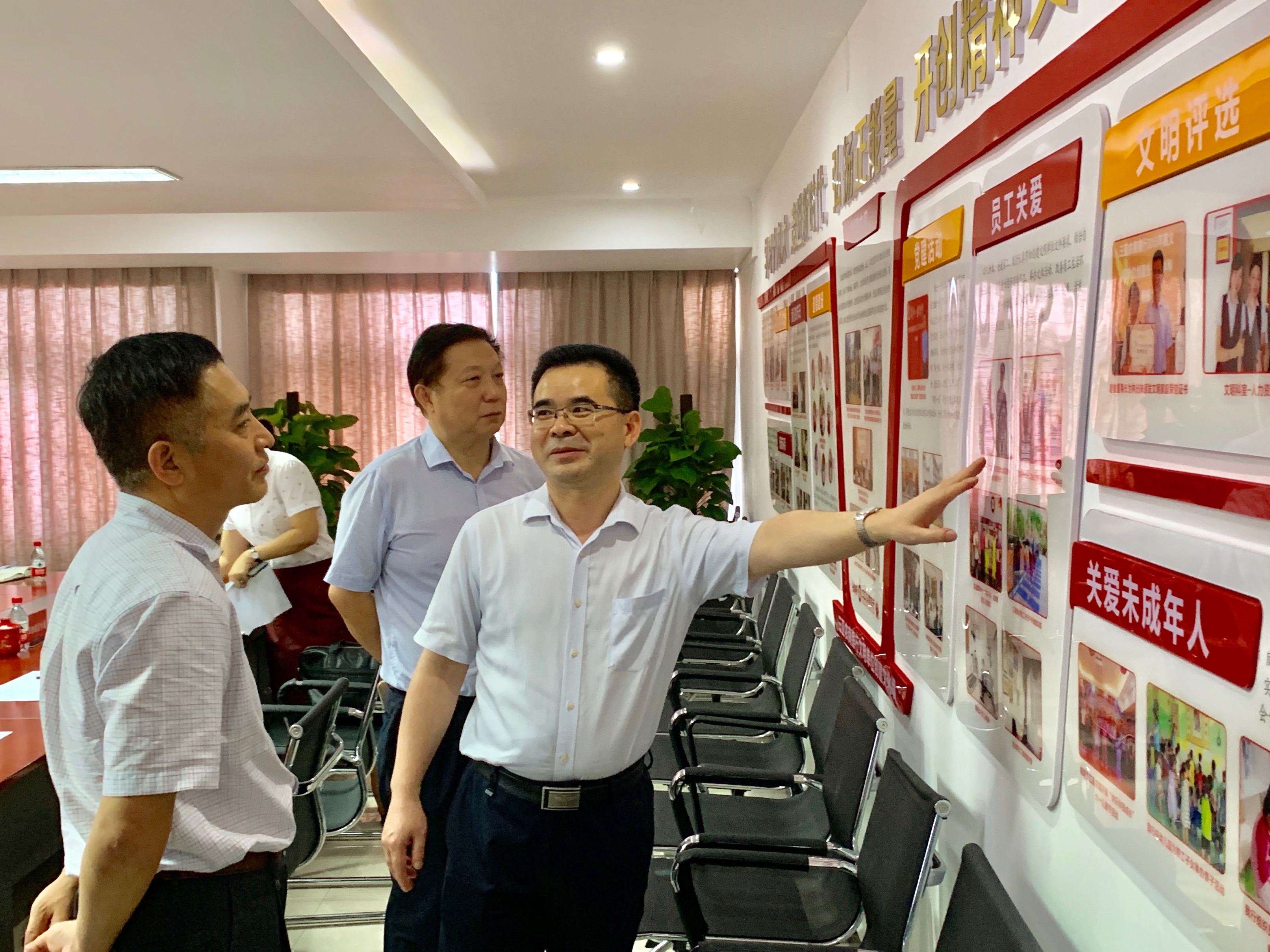 殷殷關(guān)切鼓干勁 切切囑托催奮進(jìn)—海南銀保監(jiān)局黨委副書記秦會忠同志一行赴三亞農(nóng)商銀行走訪調(diào)研