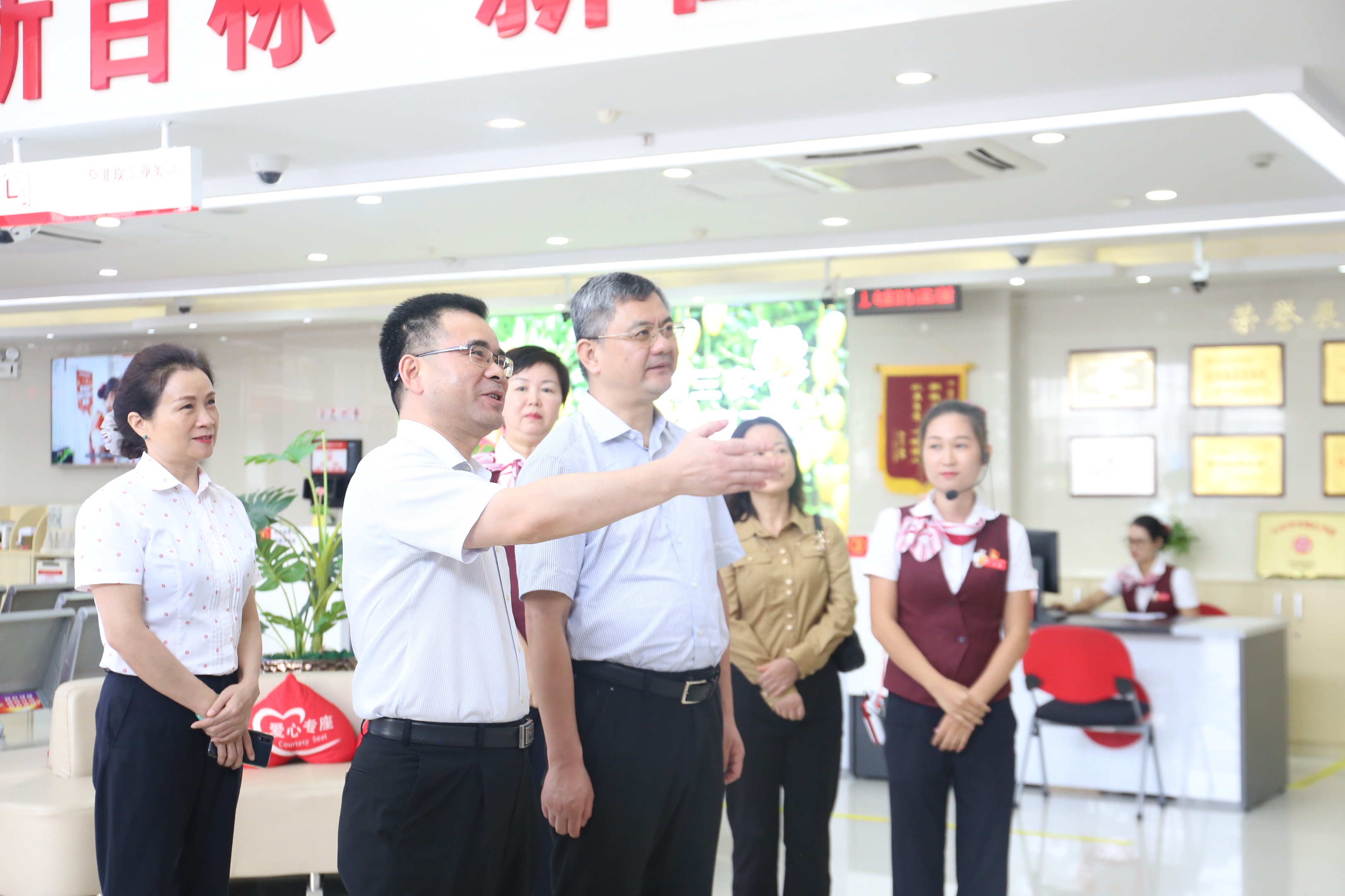 馬不停蹄連軸轉(zhuǎn) 深入農(nóng)區(qū)訪(fǎng)實(shí)情 —海南銀保監(jiān)局黨委書(shū)記、局長(zhǎng)傅平江同志一行赴三亞農(nóng)商銀行走訪(fǎng)調(diào)研