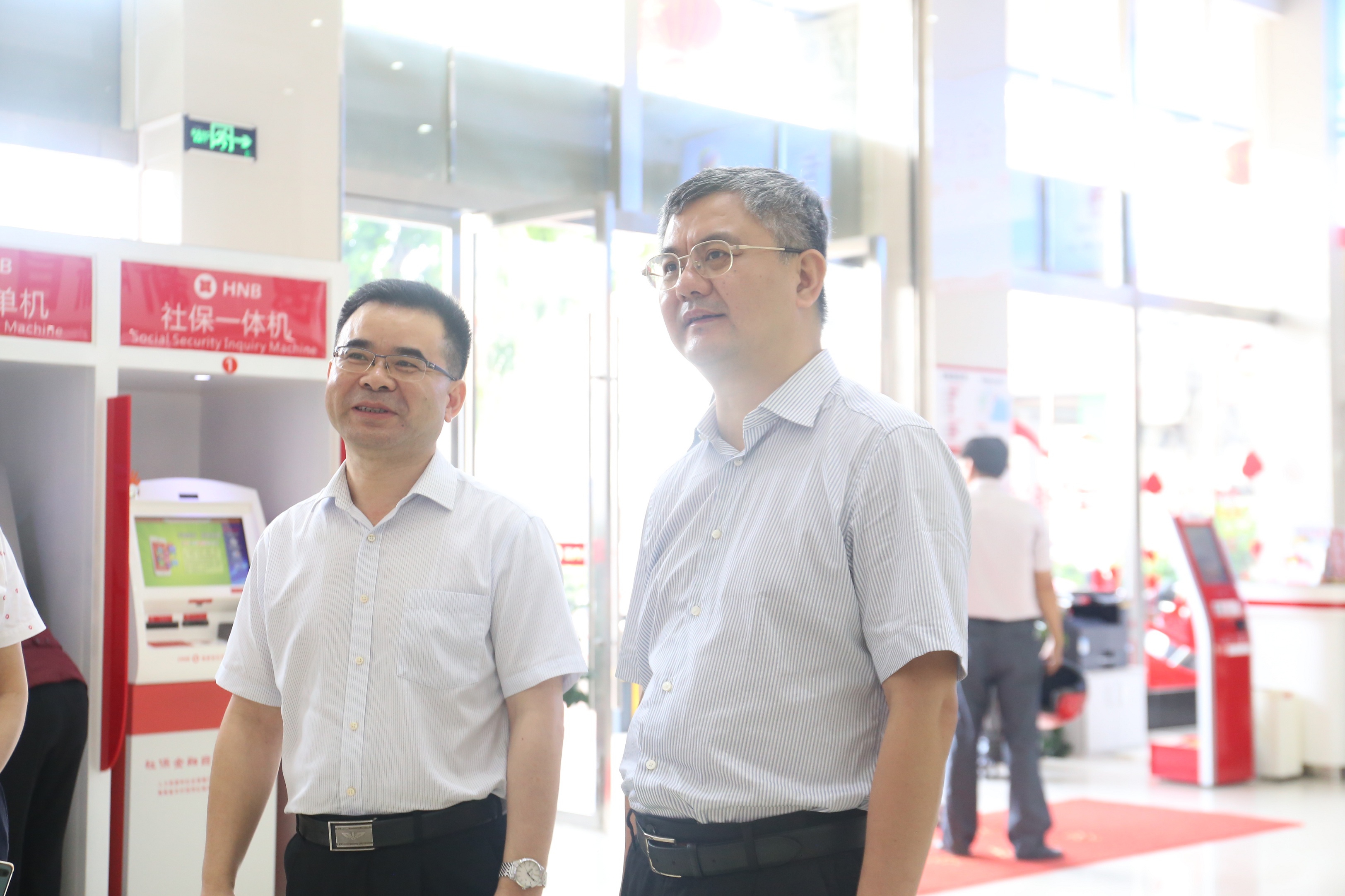 馬不停蹄連軸轉(zhuǎn) 深入農(nóng)區(qū)訪(fǎng)實(shí)情 —海南銀保監(jiān)局黨委書(shū)記、局長(zhǎng)傅平江同志一行赴三亞農(nóng)商銀行走訪(fǎng)調(diào)研