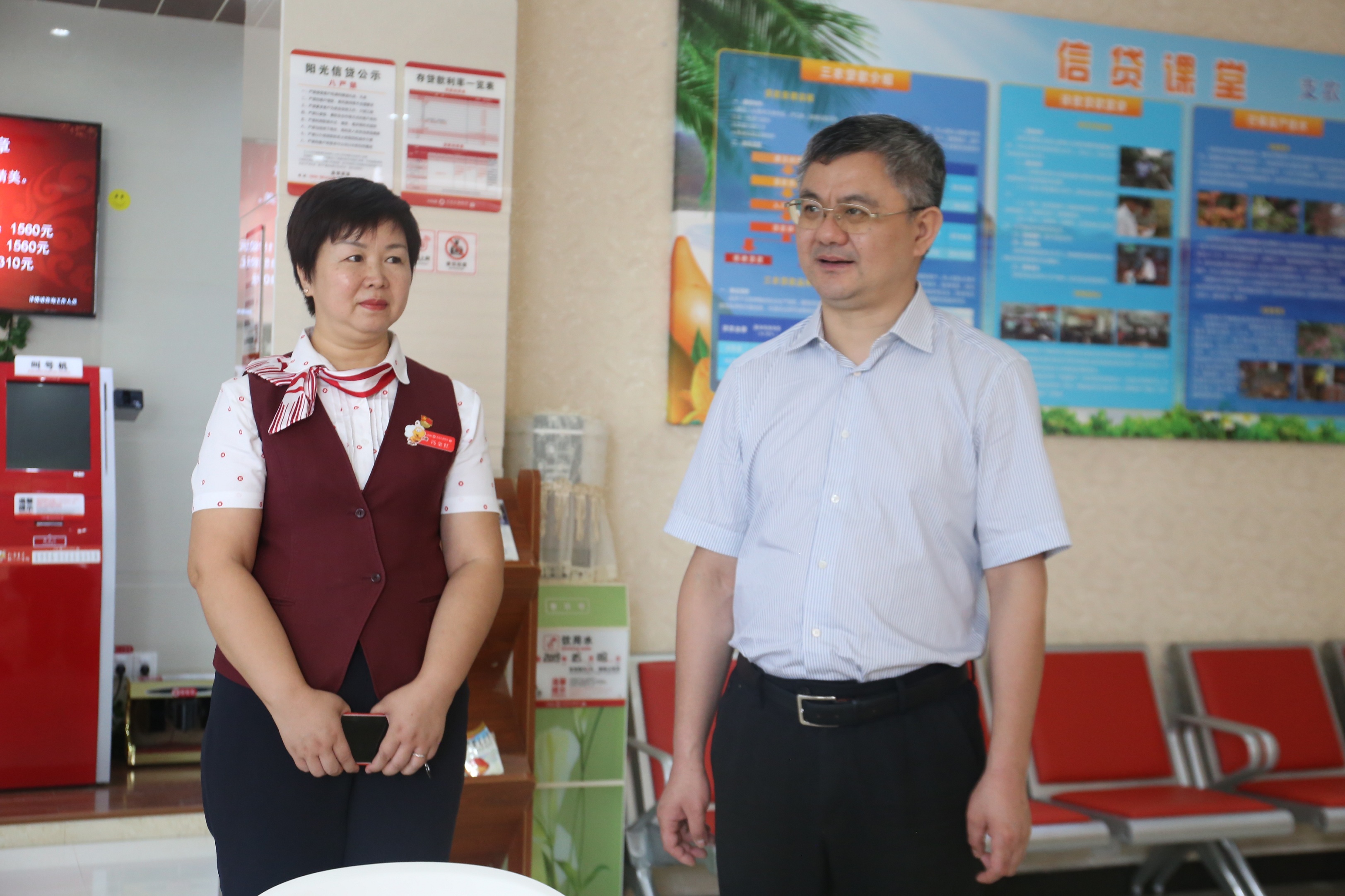 馬不停蹄連軸轉(zhuǎn) 深入農(nóng)區(qū)訪(fǎng)實(shí)情 —海南銀保監(jiān)局黨委書(shū)記、局長(zhǎng)傅平江同志一行赴三亞農(nóng)商銀行走訪(fǎng)調(diào)研