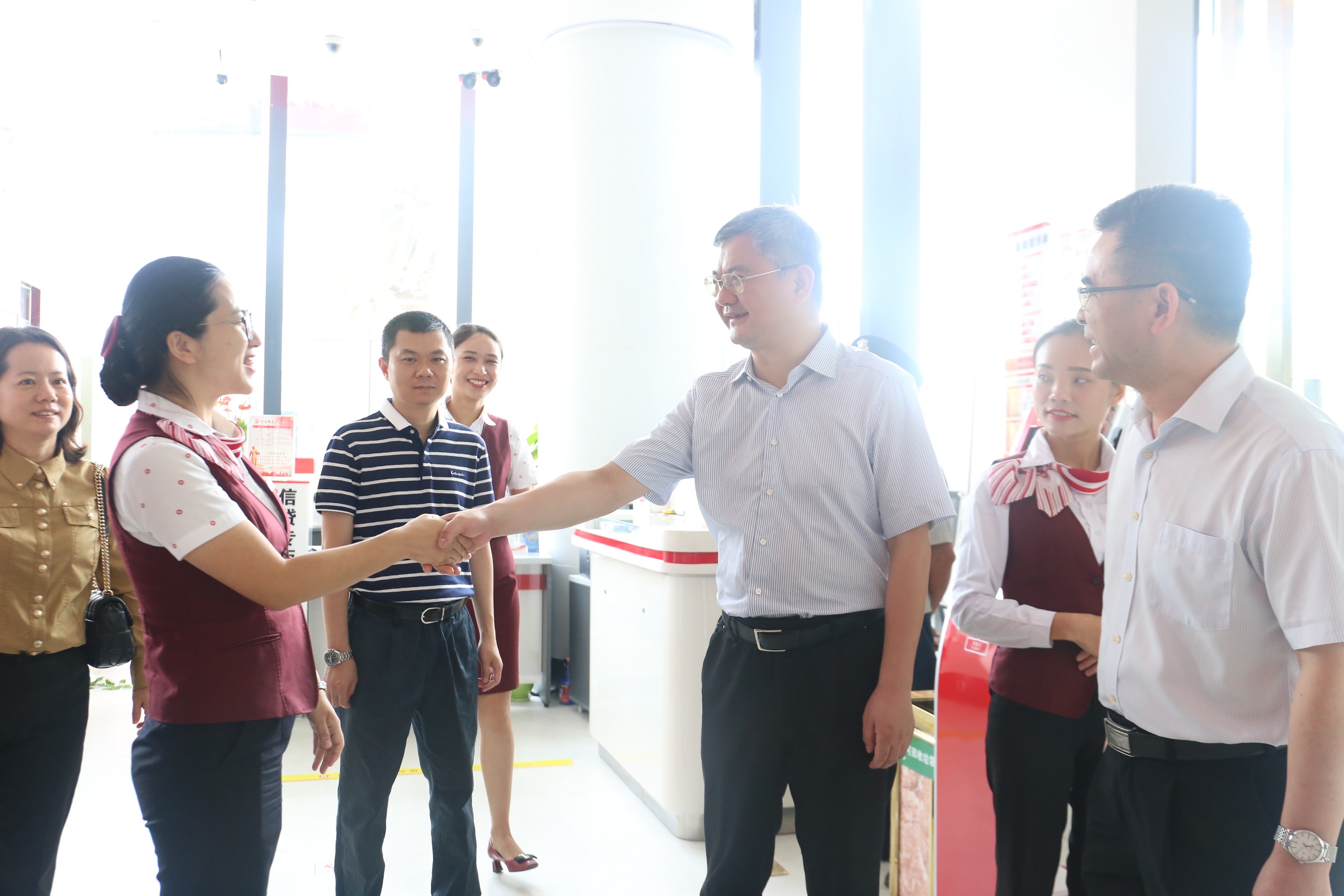 馬不停蹄連軸轉(zhuǎn) 深入農(nóng)區(qū)訪(fǎng)實(shí)情 —海南銀保監(jiān)局黨委書(shū)記、局長(zhǎng)傅平江同志一行赴三亞農(nóng)商銀行走訪(fǎng)調(diào)研