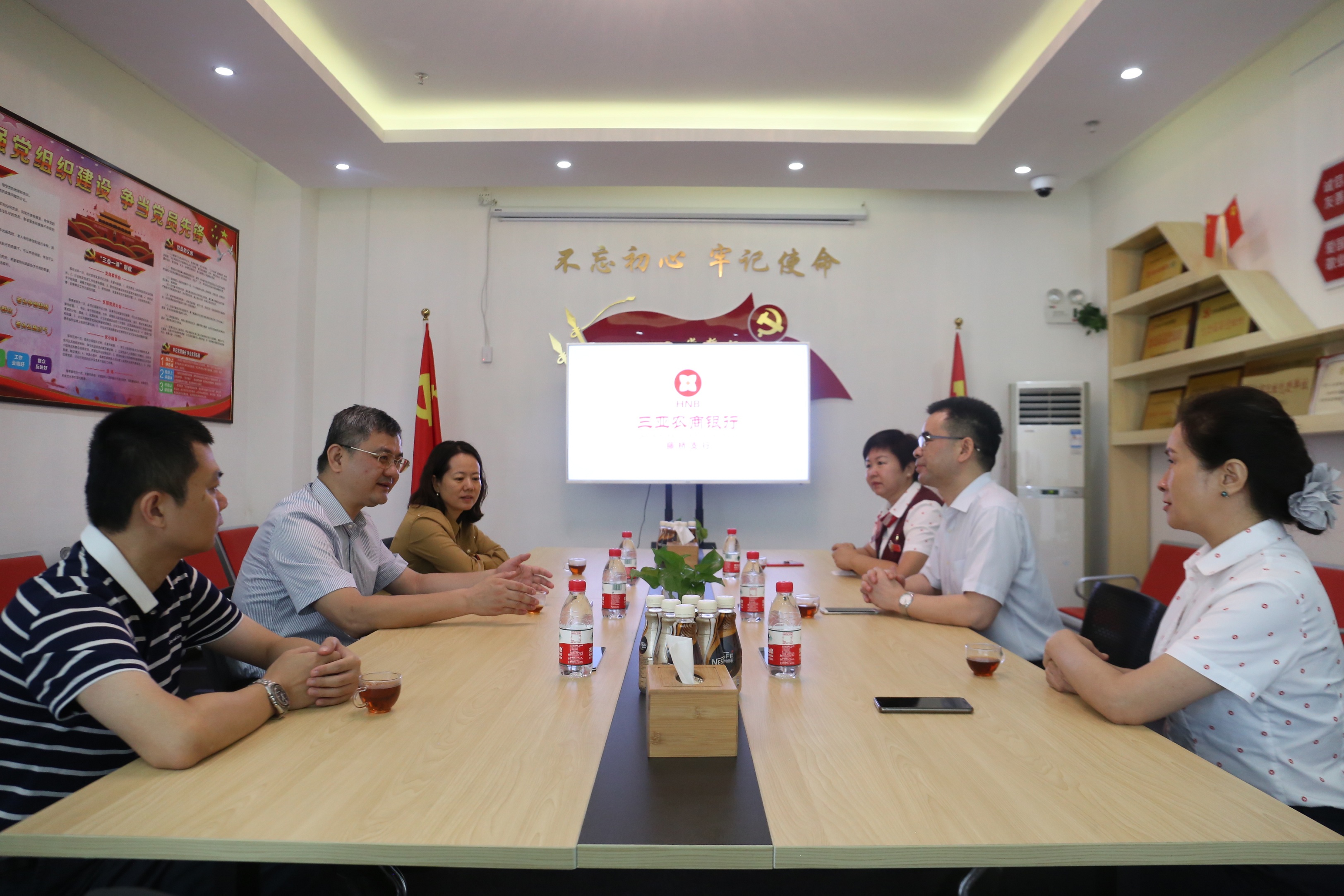 馬不停蹄連軸轉(zhuǎn) 深入農(nóng)區(qū)訪(fǎng)實(shí)情 —海南銀保監(jiān)局黨委書(shū)記、局長(zhǎng)傅平江同志一行赴三亞農(nóng)商銀行走訪(fǎng)調(diào)研