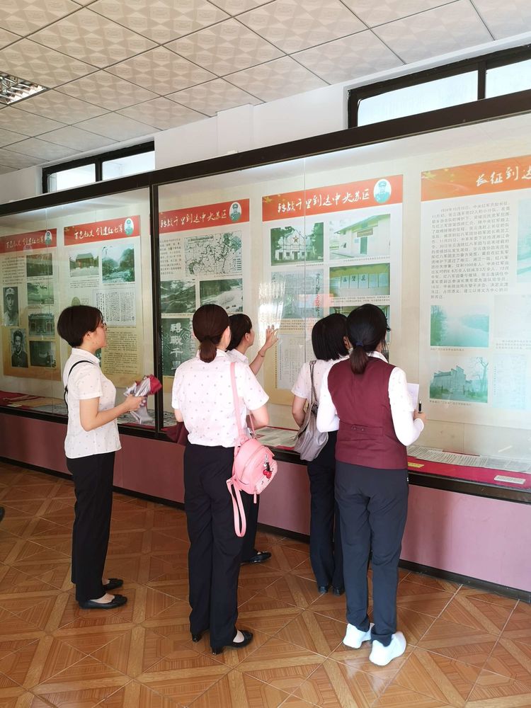 文昌農(nóng)商銀行團總支開展“青春心向黨·建功新時代”紀念五四運動100周年主題團日活動