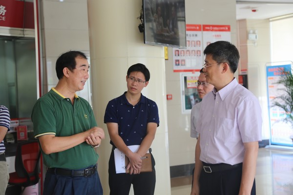 人行?？谥行闹悬h委委員、副行長王江波一行蒞臨儋州農(nóng)信社開展調(diào)研