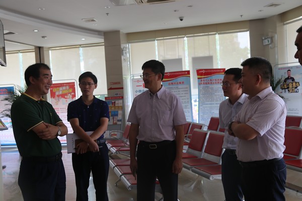 人行?？谥行闹悬h委委員、副行長王江波一行蒞臨儋州農(nóng)信社開展調(diào)研