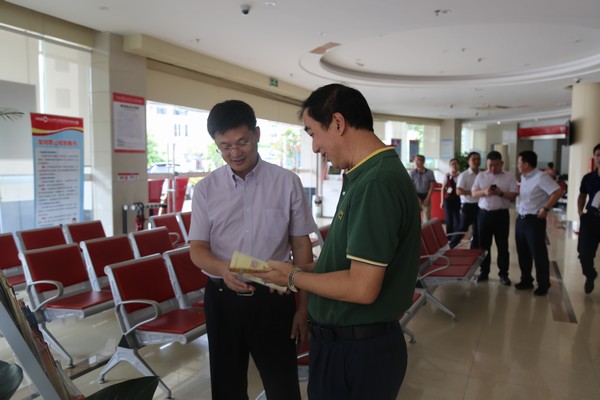 人行?？谥行闹悬h委委員、副行長王江波一行蒞臨儋州農(nóng)信社開展調(diào)研