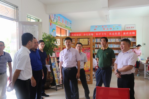 人行?？谥行闹悬h委委員、副行長王江波一行蒞臨儋州農(nóng)信社開展調(diào)研