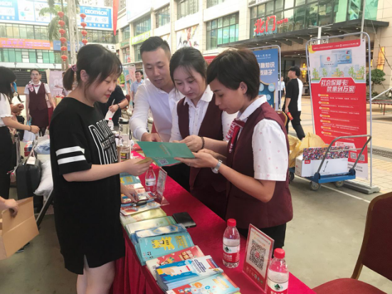 人行?？谥行闹新?lián)合海南省農(nóng)信社、?？谵r(nóng)商銀行開(kāi)展金融科技科普集中宣傳活動(dòng)