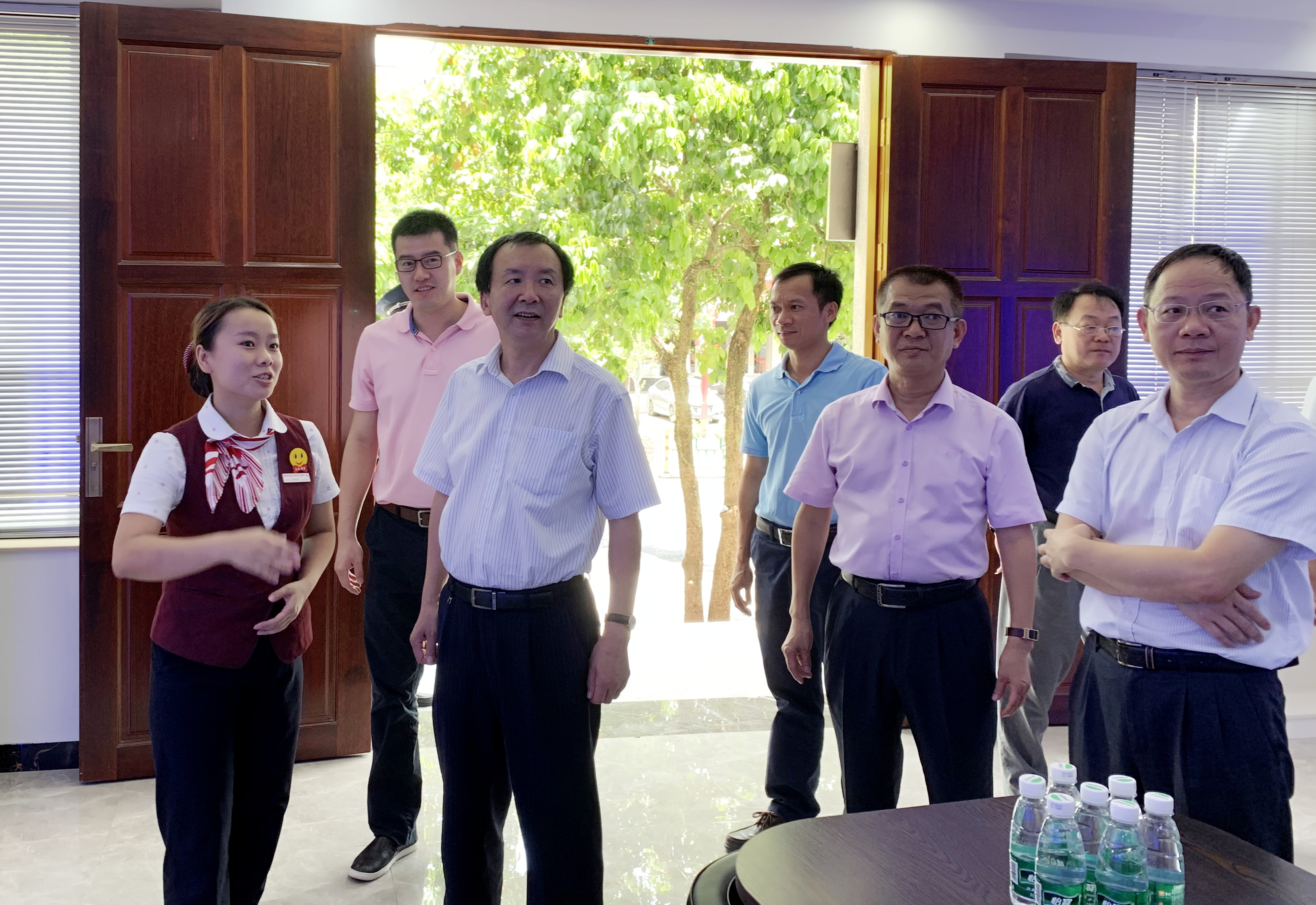 中國(guó)人民銀行?？谥行闹行虚L(zhǎng)曹協(xié)和蒞臨瓊中聯(lián)社調(diào)研
