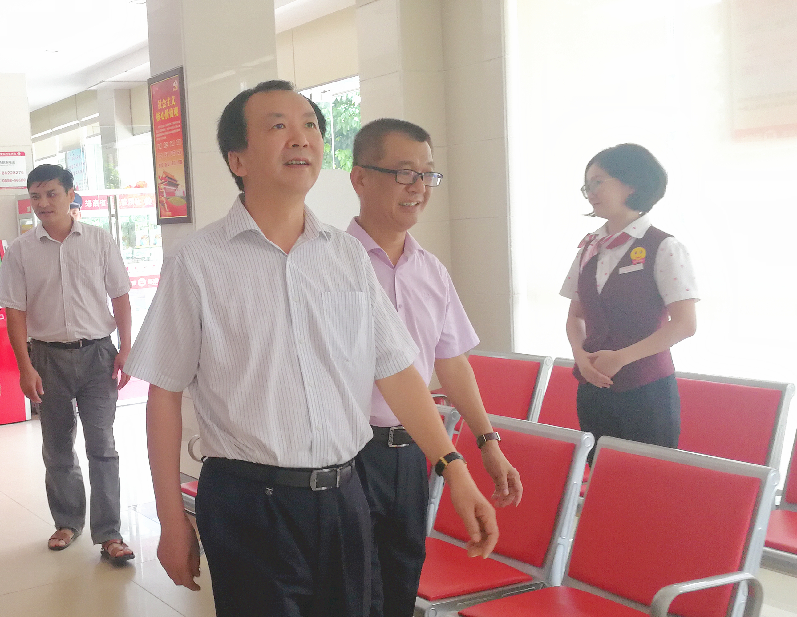中國(guó)人民銀行?？谥行闹行虚L(zhǎng)曹協(xié)和蒞臨瓊中聯(lián)社調(diào)研