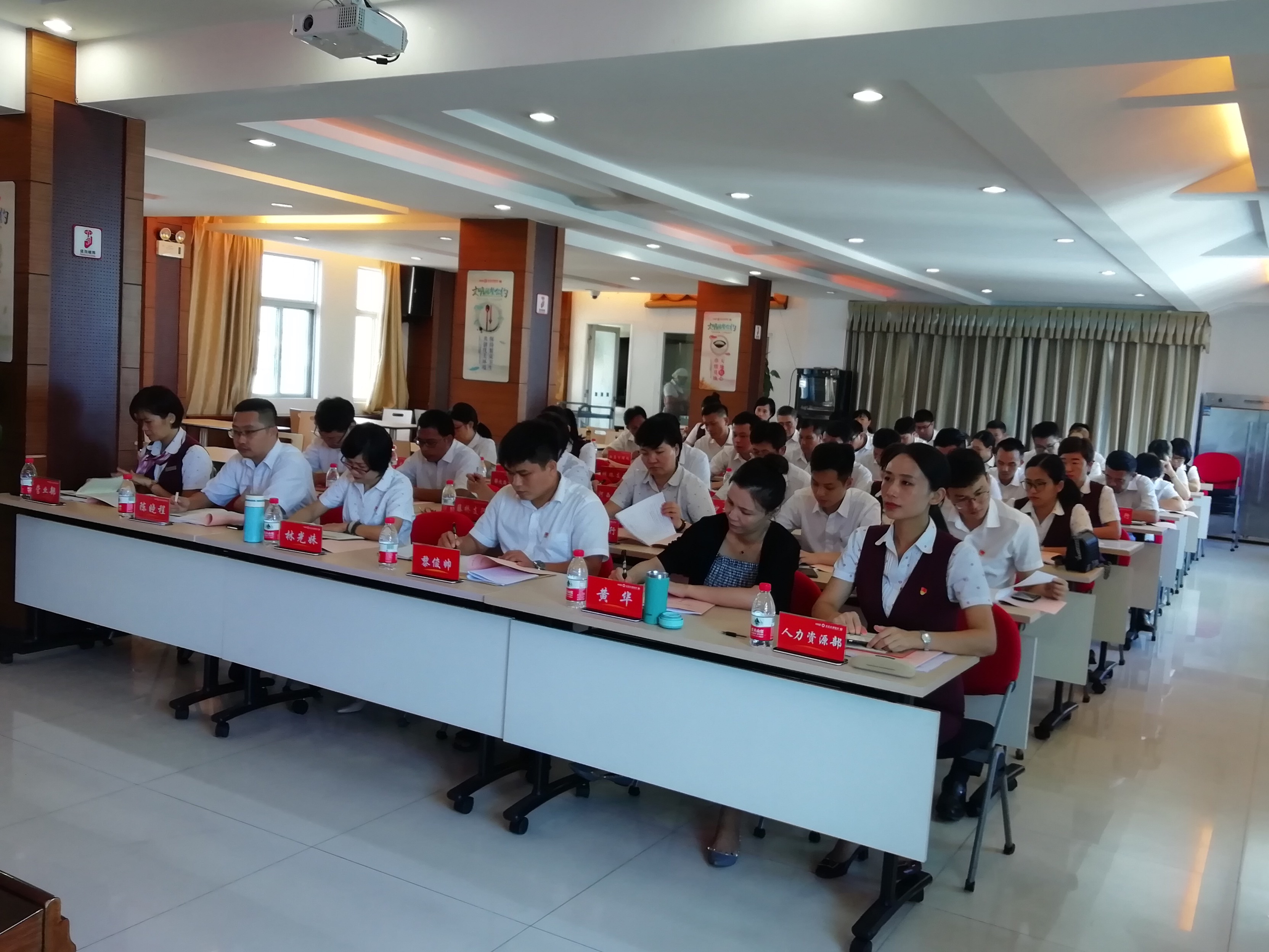 “不忘初心跟黨走，真抓實干謀發(fā)展”  —三亞農(nóng)商銀行召開“不忘初心 牢記使命”主題教育黨委擴(kuò)大會