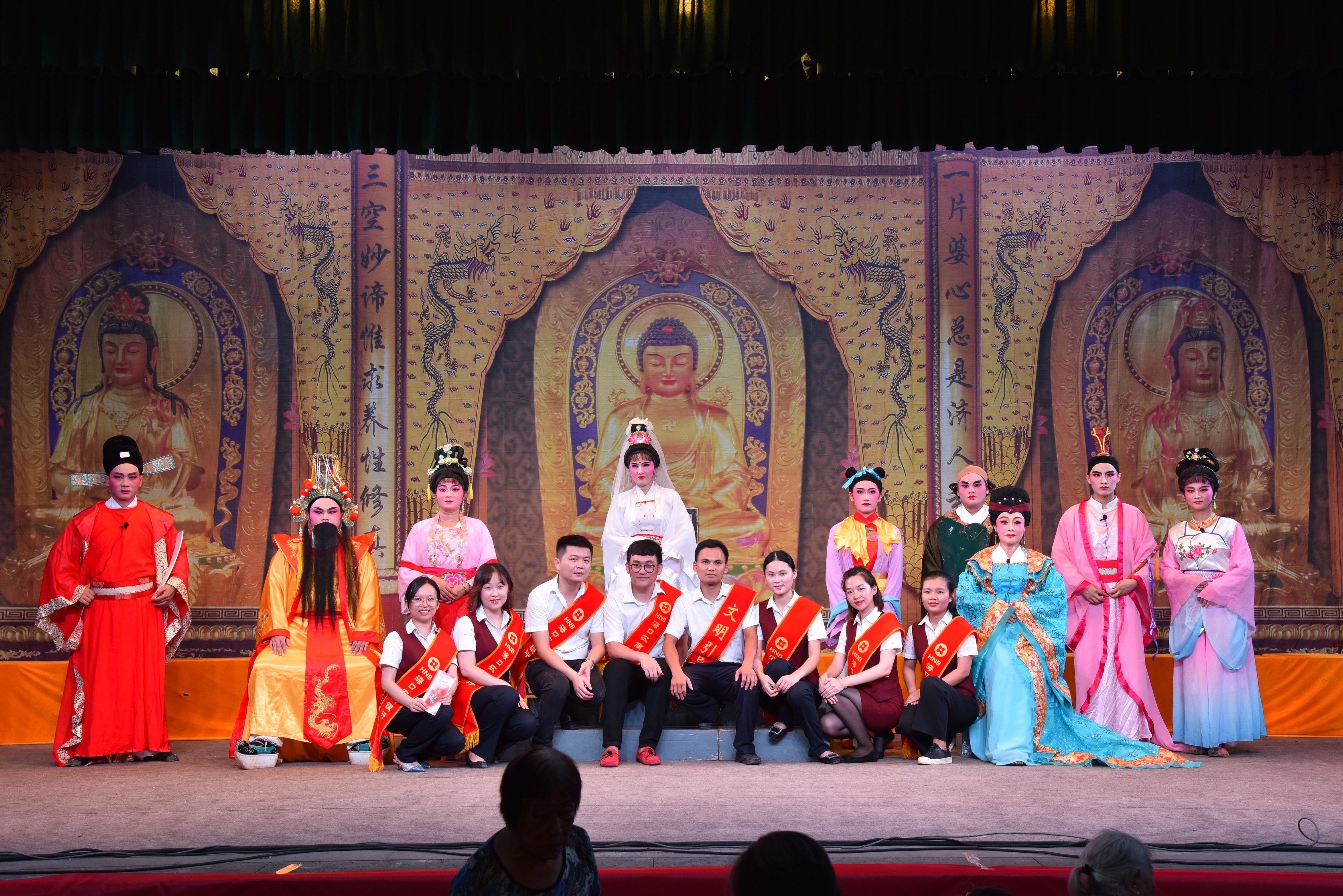 海口農(nóng)商銀行普及金融知識(shí)，守住“錢袋子”之送戲下鄉(xiāng)