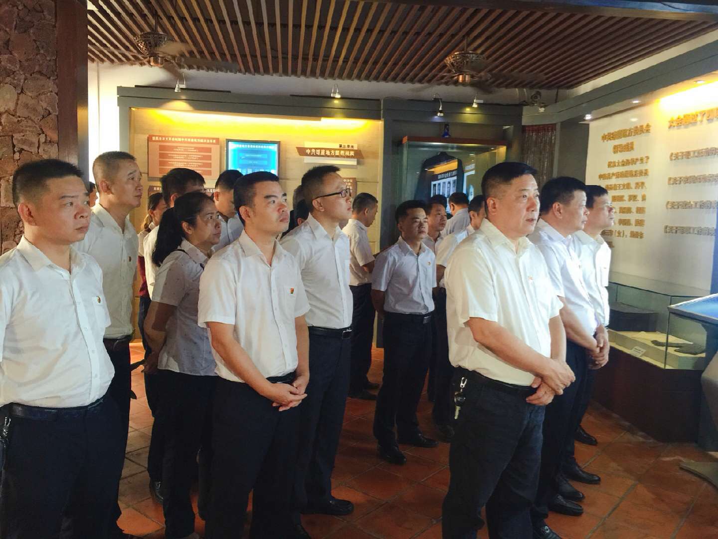 緬懷先烈，重溫歷史，感悟瓊崖革命精神——澄邁農(nóng)商銀行黨委開展“不忘初心、牢記使命”主題教育體驗(yàn)活動