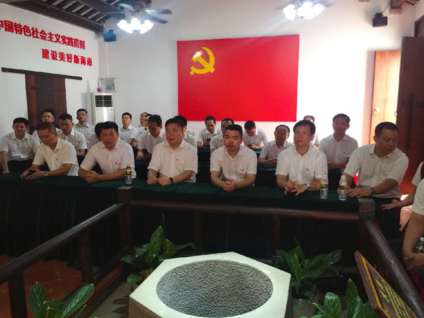 緬懷先烈，重溫歷史，感悟瓊崖革命精神——澄邁農(nóng)商銀行黨委開展“不忘初心、牢記使命”主題教育體驗(yàn)活動