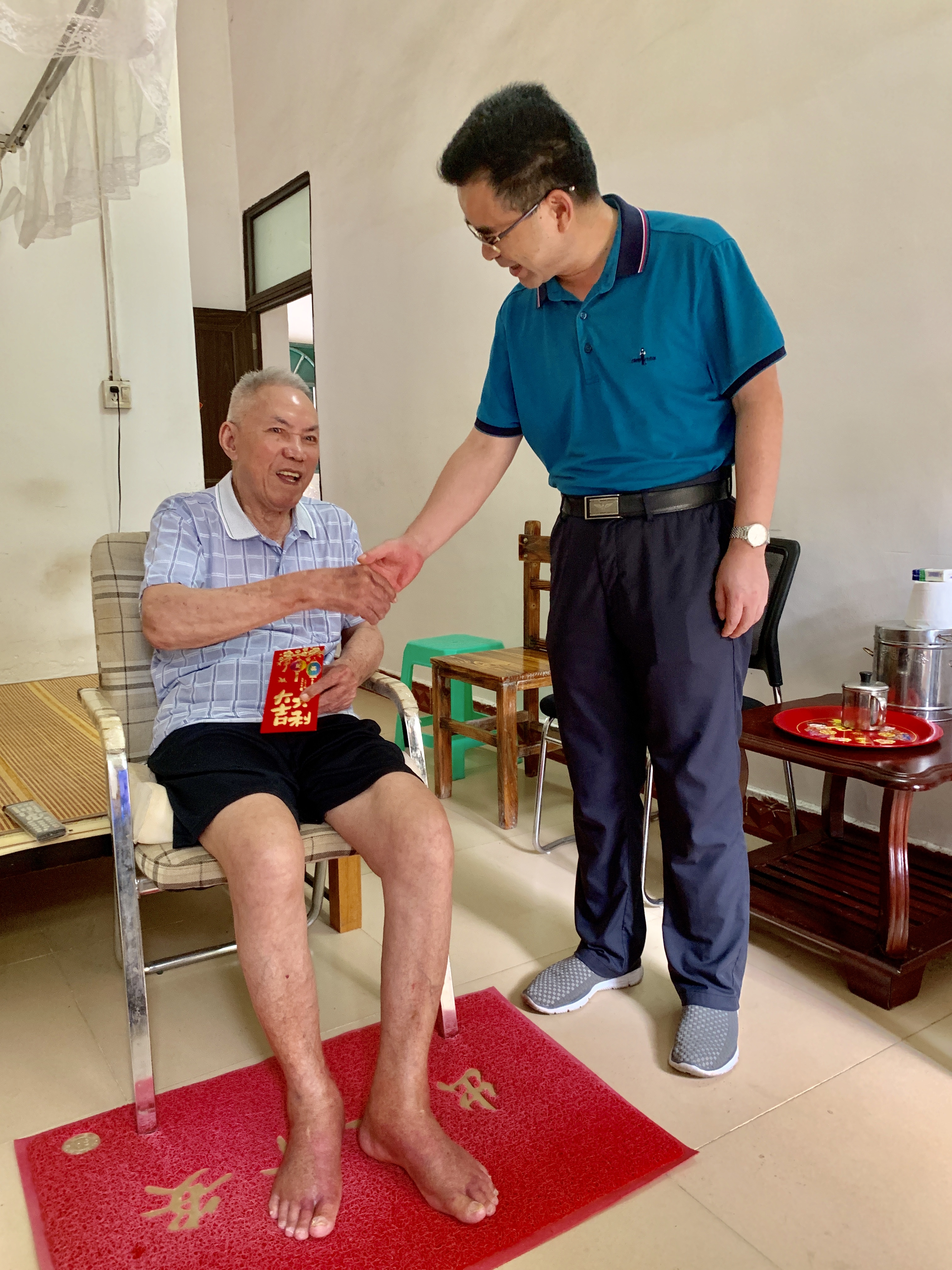 三亞農(nóng)商銀行開(kāi)展2019年“迎七一 送關(guān)懷”走訪慰問(wèn)活動(dòng)