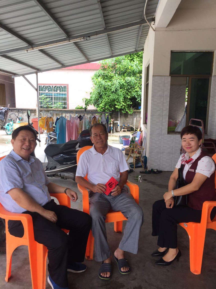 三亞農(nóng)商銀行開(kāi)展2019年“迎七一 送關(guān)懷”走訪慰問(wèn)活動(dòng)