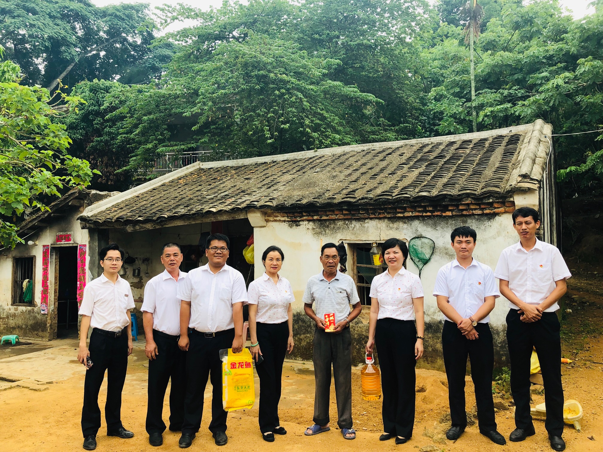 三亞農(nóng)商銀行開(kāi)展2019年“迎七一 送關(guān)懷”走訪慰問(wèn)活動(dòng)