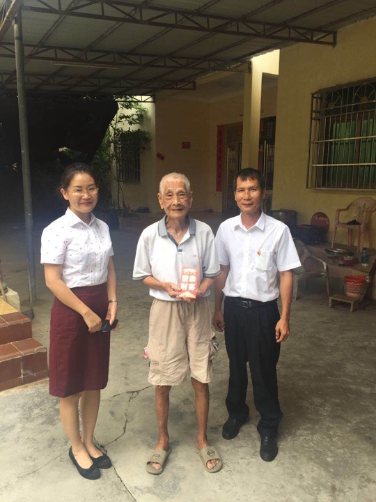 三亞農(nóng)商銀行開(kāi)展2019年“迎七一 送關(guān)懷”走訪慰問(wèn)活動(dòng)