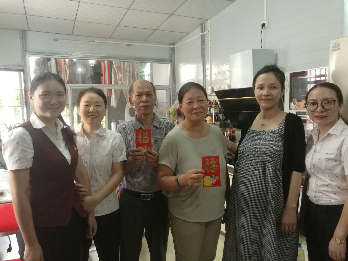 三亞農(nóng)商銀行開(kāi)展2019年“迎七一 送關(guān)懷”走訪慰問(wèn)活動(dòng)