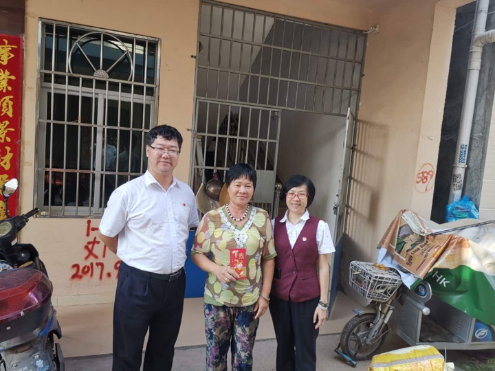 三亞農(nóng)商銀行開(kāi)展2019年“迎七一 送關(guān)懷”走訪慰問(wèn)活動(dòng)