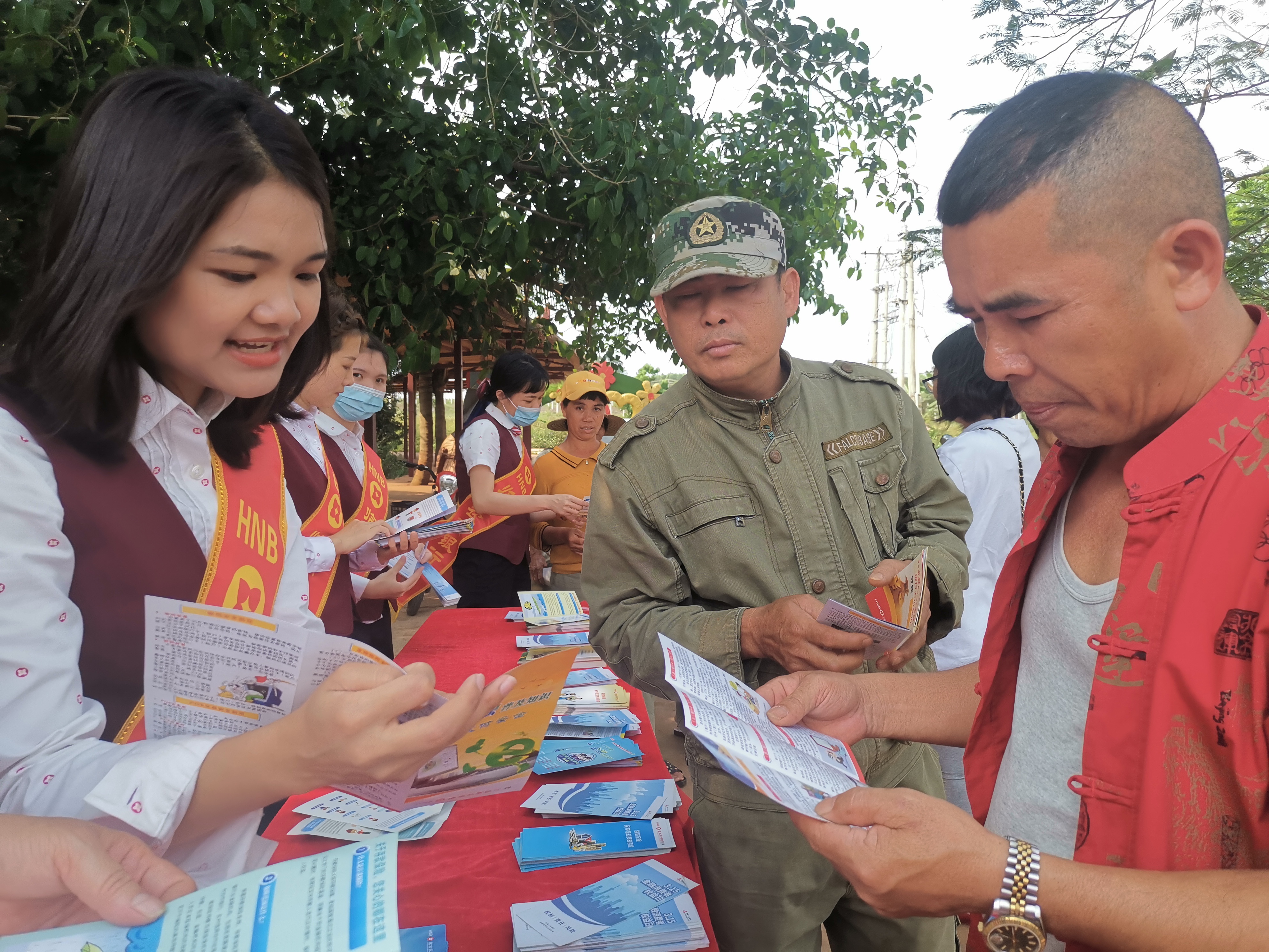 【金融宣教活動助力美麗鄉(xiāng)村振興】 臨高農(nóng)商銀行開展“3·15”金融消費者權(quán)益保護宣教活動 【金融宣教活動助力美麗鄉(xiāng)村振興】 臨高農(nóng)商銀行開展“3·15”金融消費者權(quán)益保護宣教活動