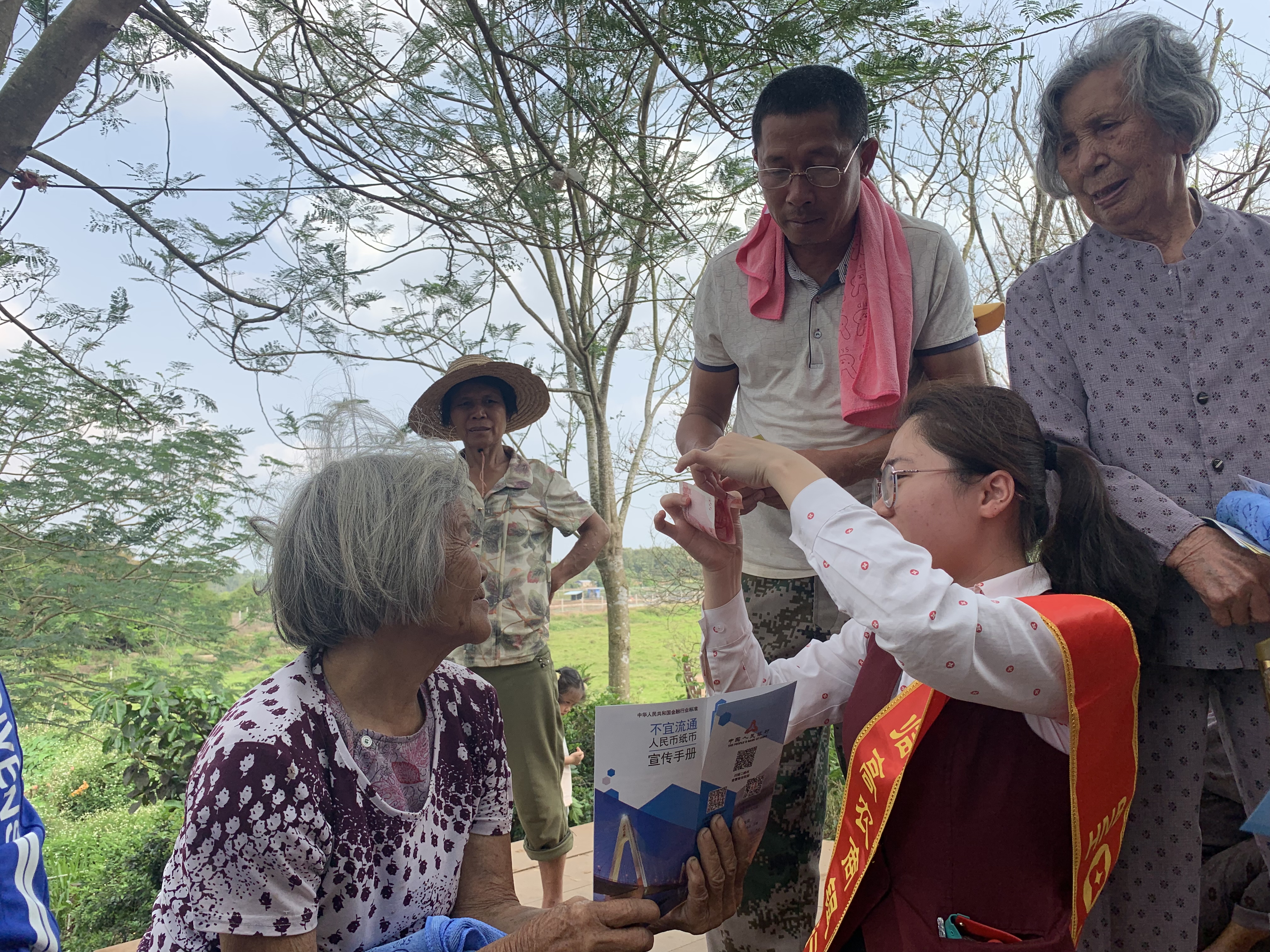 【金融宣教活動助力美麗鄉(xiāng)村振興】 臨高農(nóng)商銀行開展“3·15”金融消費者權(quán)益保護宣教活動 【金融宣教活動助力美麗鄉(xiāng)村振興】 臨高農(nóng)商銀行開展“3·15”金融消費者權(quán)益保護宣教活動