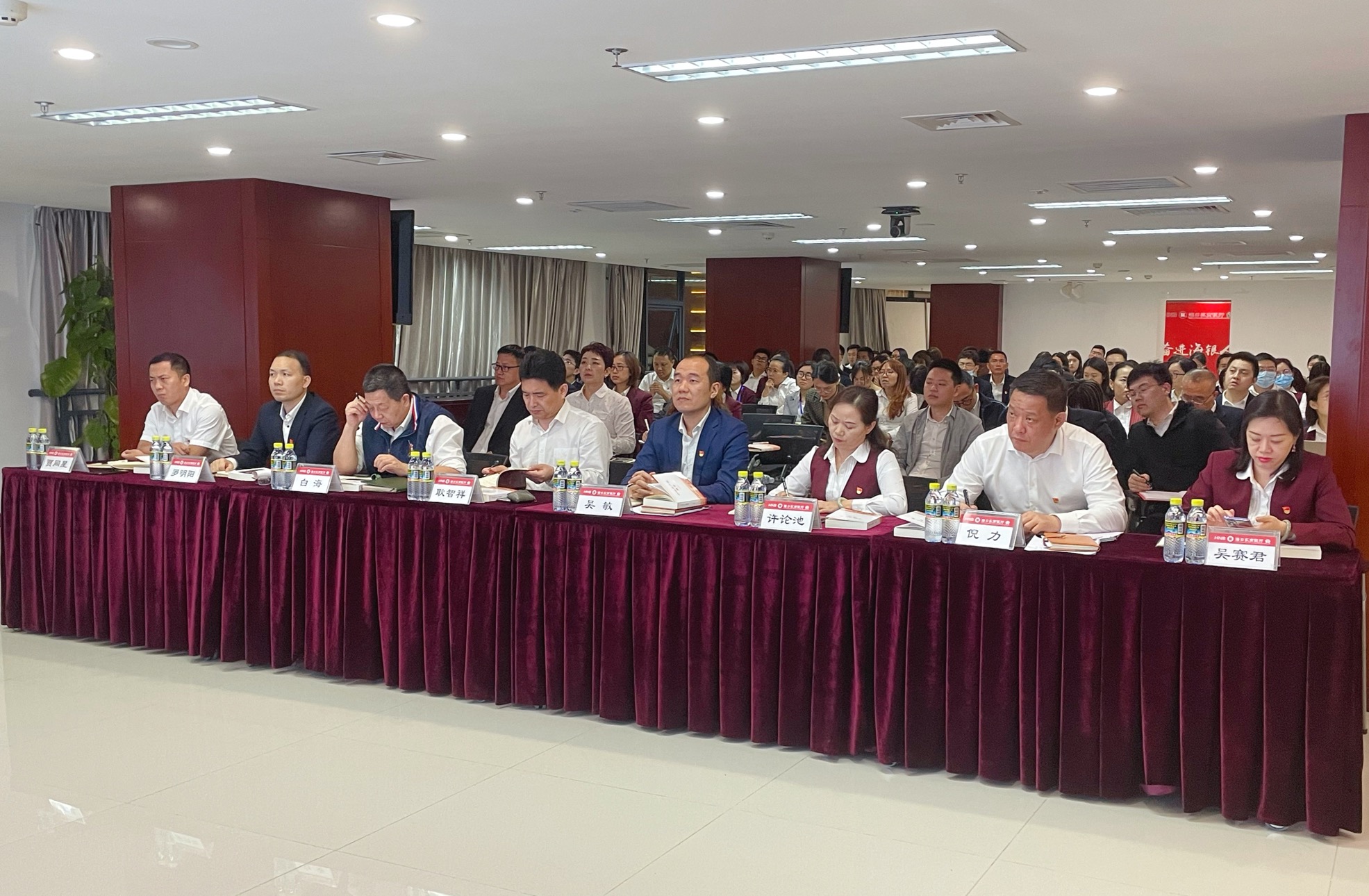 ?？谵r(nóng)商銀行舉辦黨委理論中心組學(xué)習(xí)（擴(kuò)大）會(huì)議暨黨史學(xué)習(xí)教育專題講座